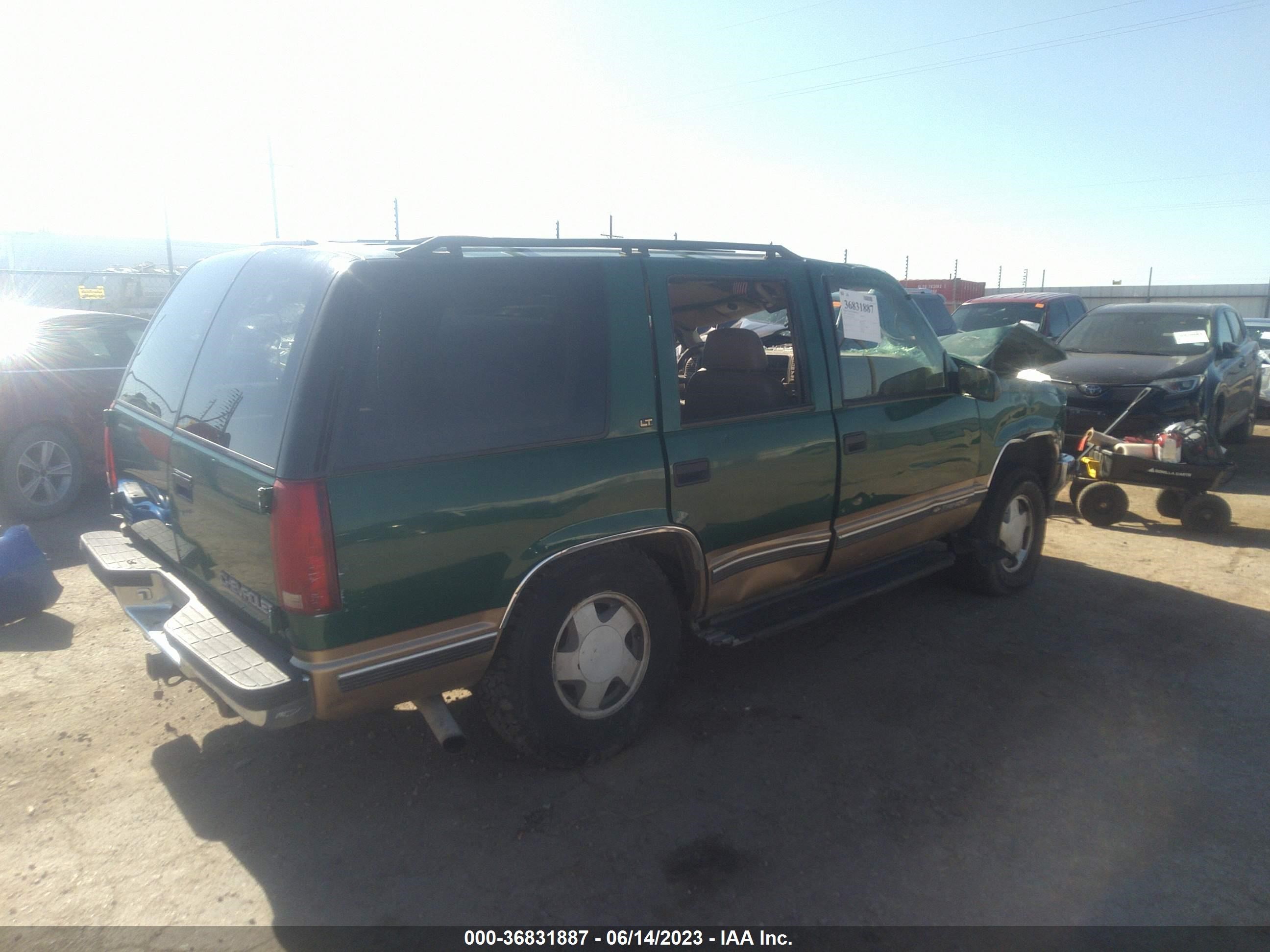 Photo 3 VIN: 1GNEK13R6XJ396317 - CHEVROLET TAHOE 