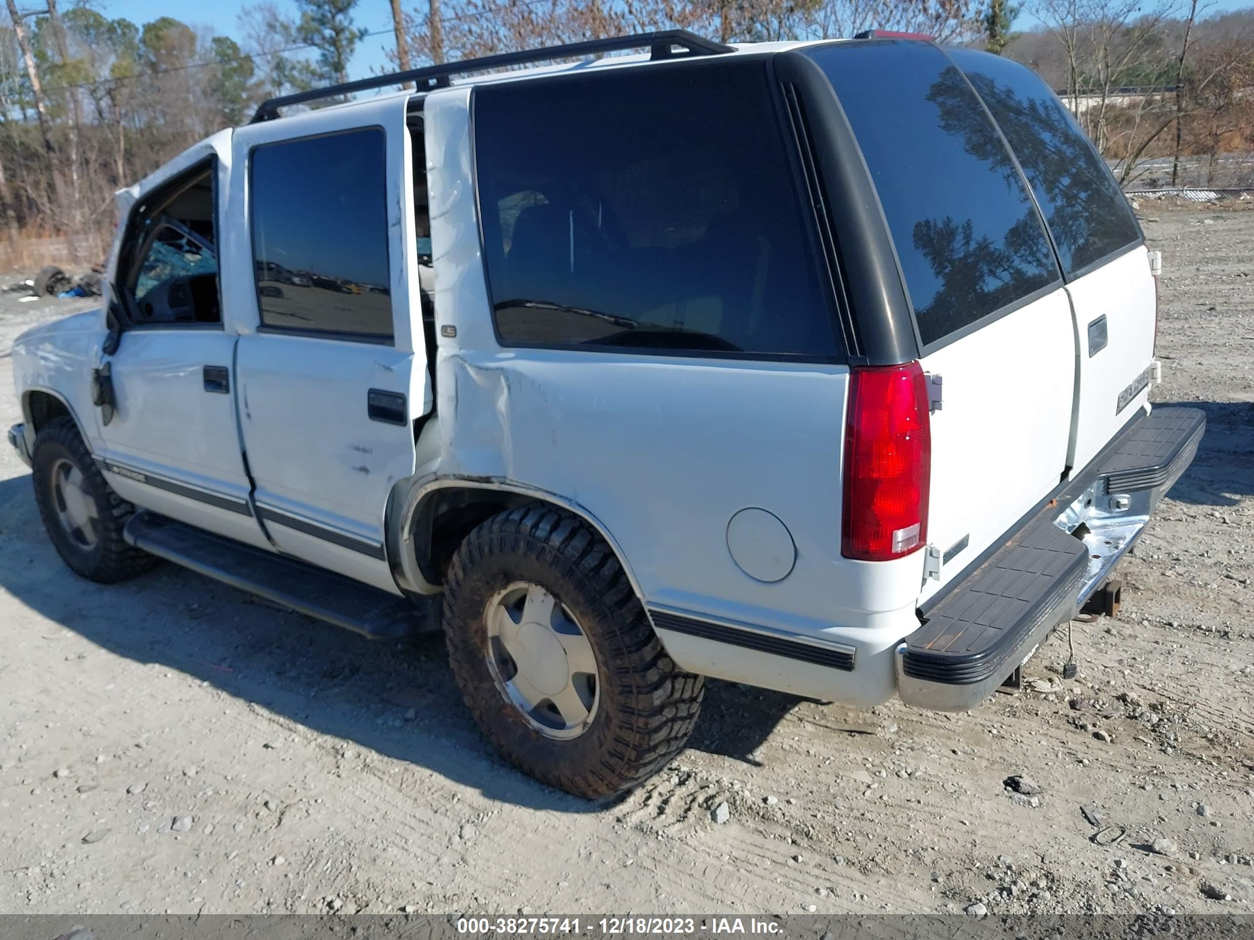 Photo 2 VIN: 1GNEK13R6XJ540934 - CHEVROLET TAHOE 