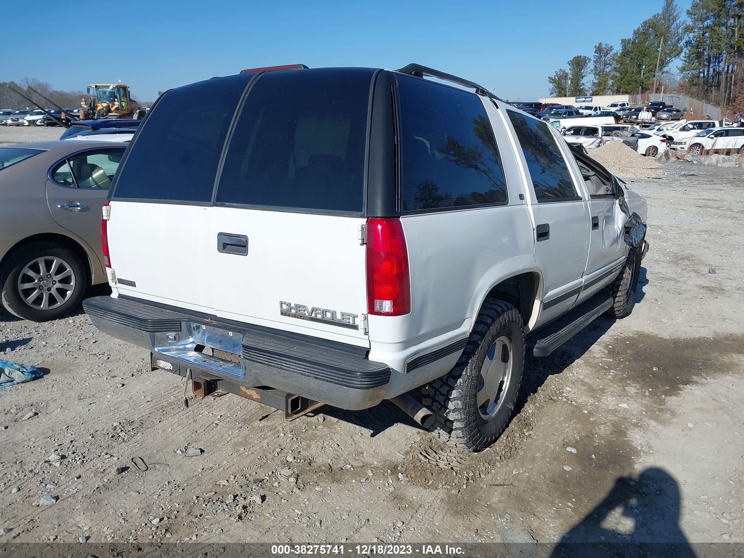 Photo 3 VIN: 1GNEK13R6XJ540934 - CHEVROLET TAHOE 