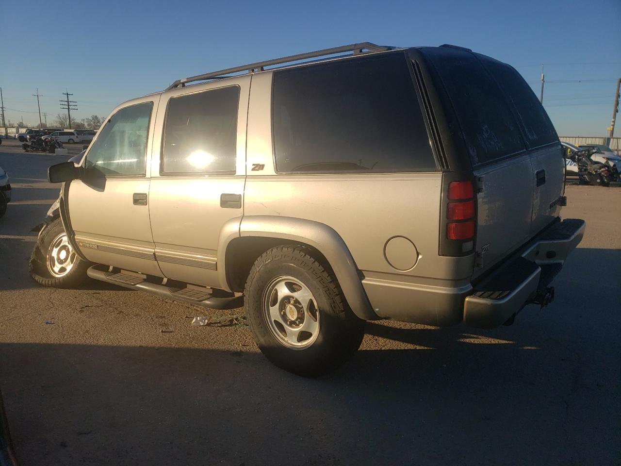 Photo 1 VIN: 1GNEK13R7YR155367 - CHEVROLET TAHOE 