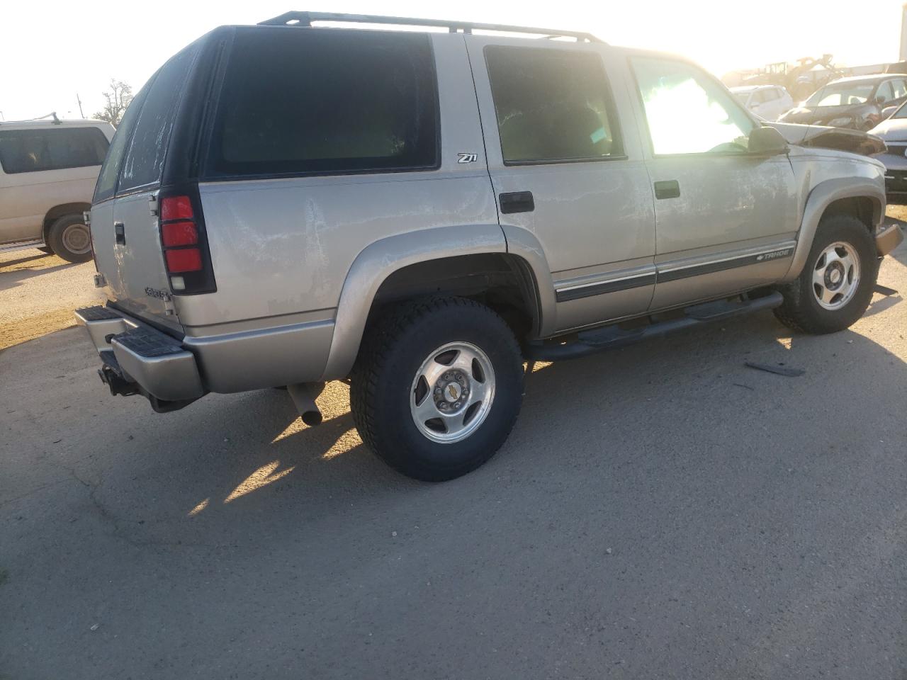 Photo 2 VIN: 1GNEK13R7YR155367 - CHEVROLET TAHOE 