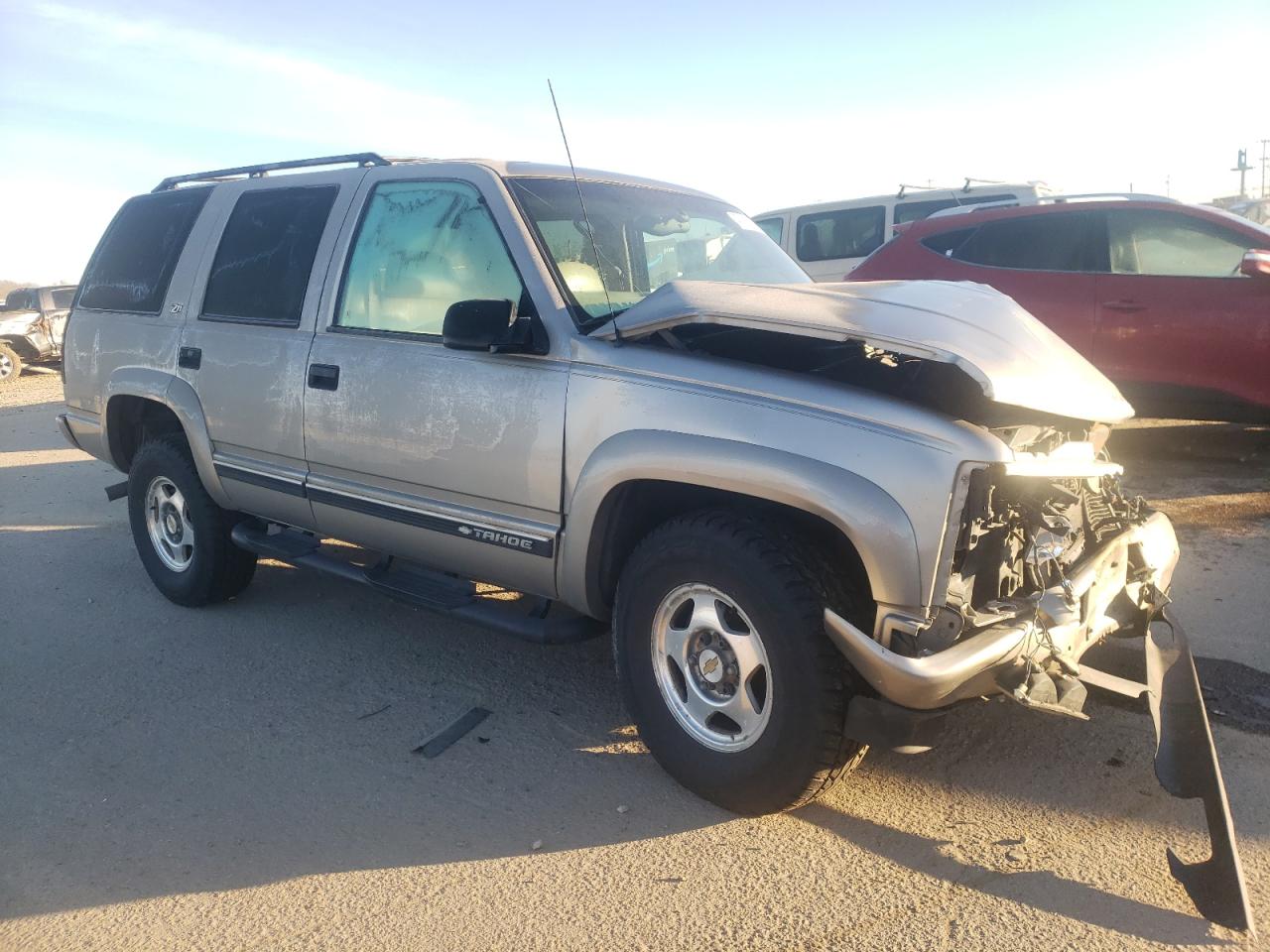 Photo 3 VIN: 1GNEK13R7YR155367 - CHEVROLET TAHOE 