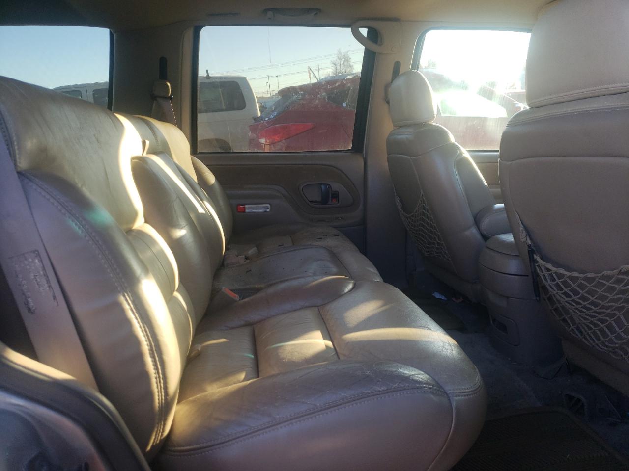 Photo 9 VIN: 1GNEK13R7YR155367 - CHEVROLET TAHOE 