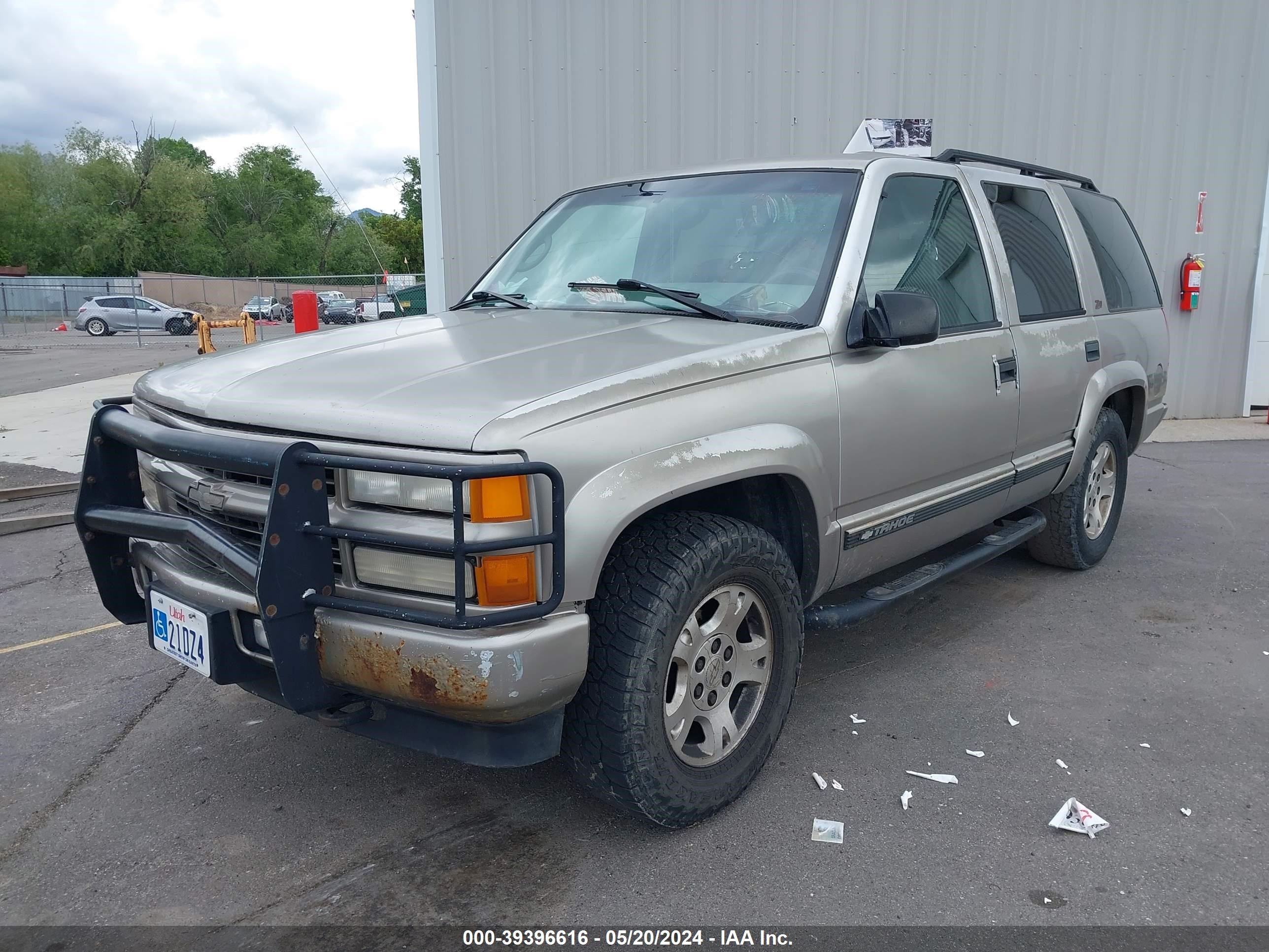 Photo 1 VIN: 1GNEK13R7YR156972 - CHEVROLET TAHOE 