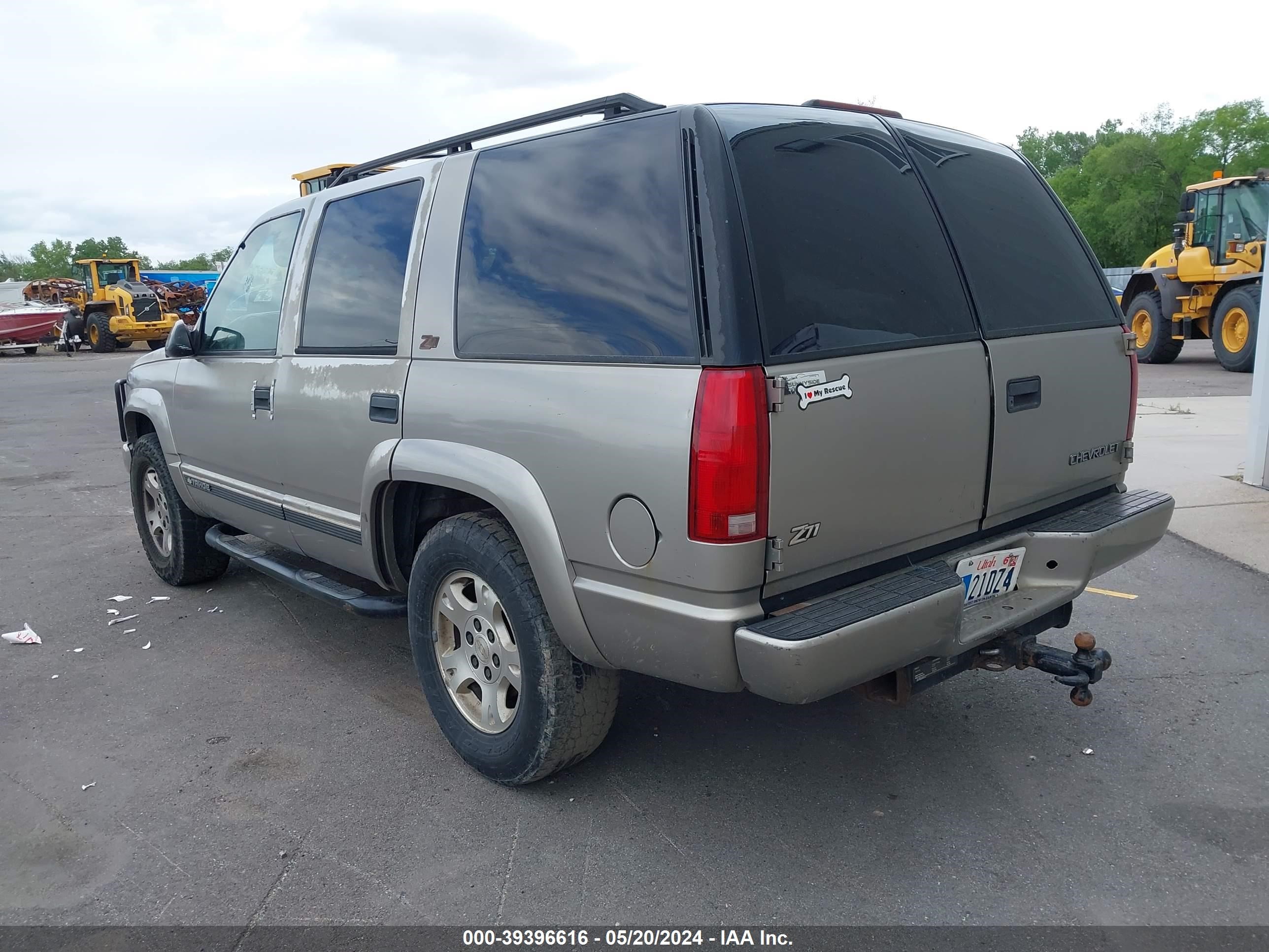 Photo 2 VIN: 1GNEK13R7YR156972 - CHEVROLET TAHOE 