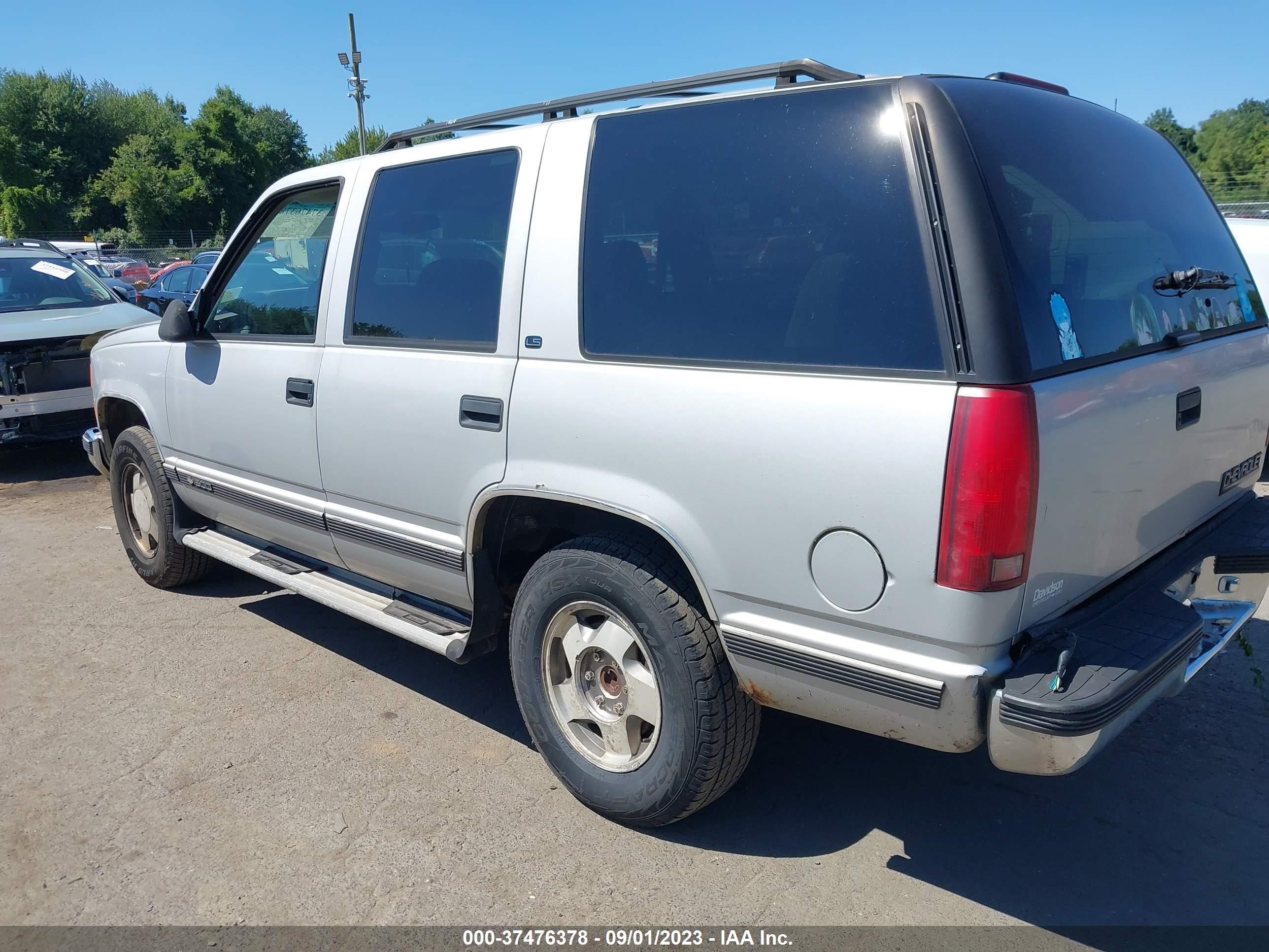 Photo 2 VIN: 1GNEK13R8VJ411445 - CHEVROLET TAHOE 