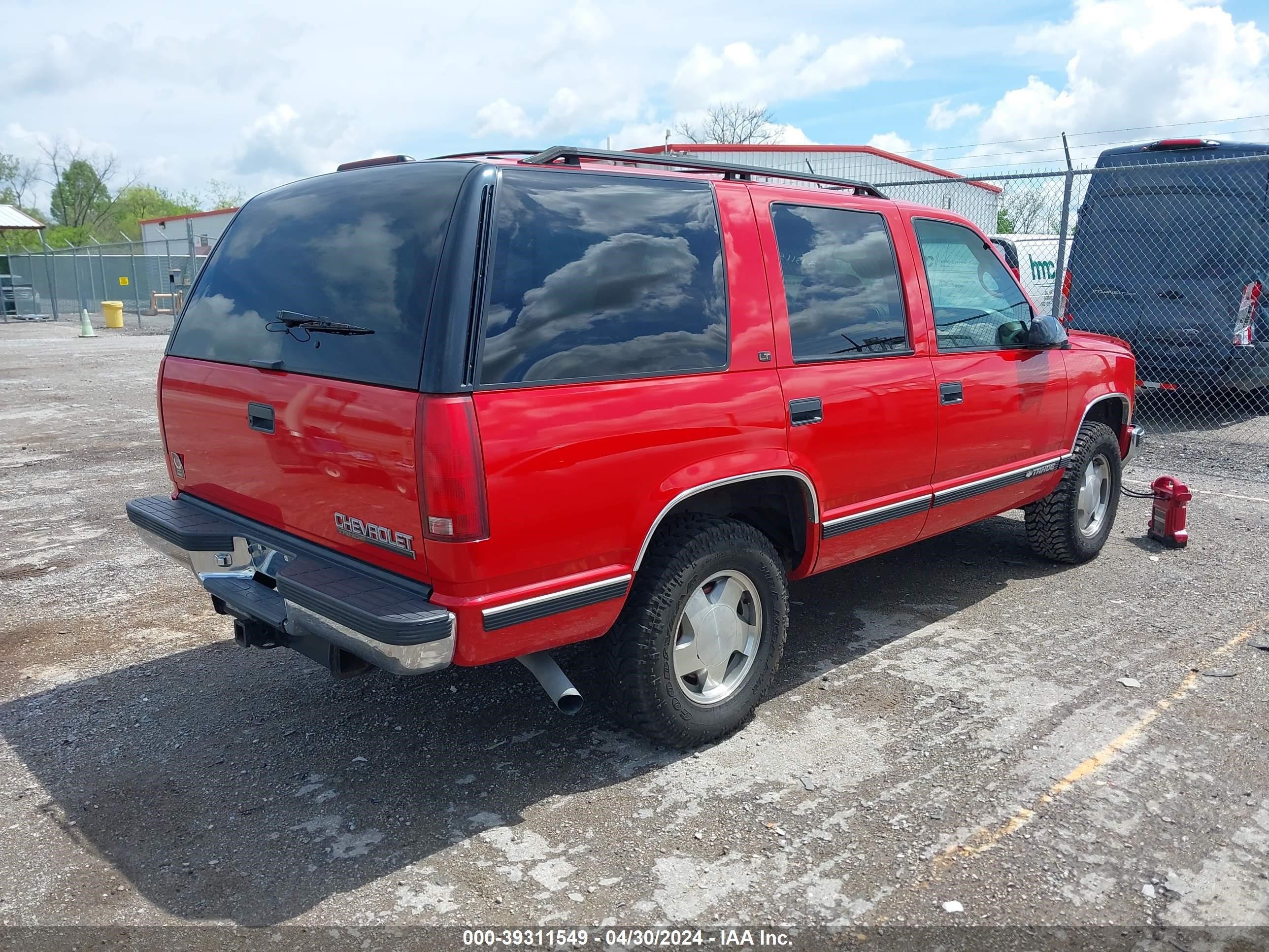 Photo 3 VIN: 1GNEK13R8XJ327029 - CHEVROLET TAHOE 