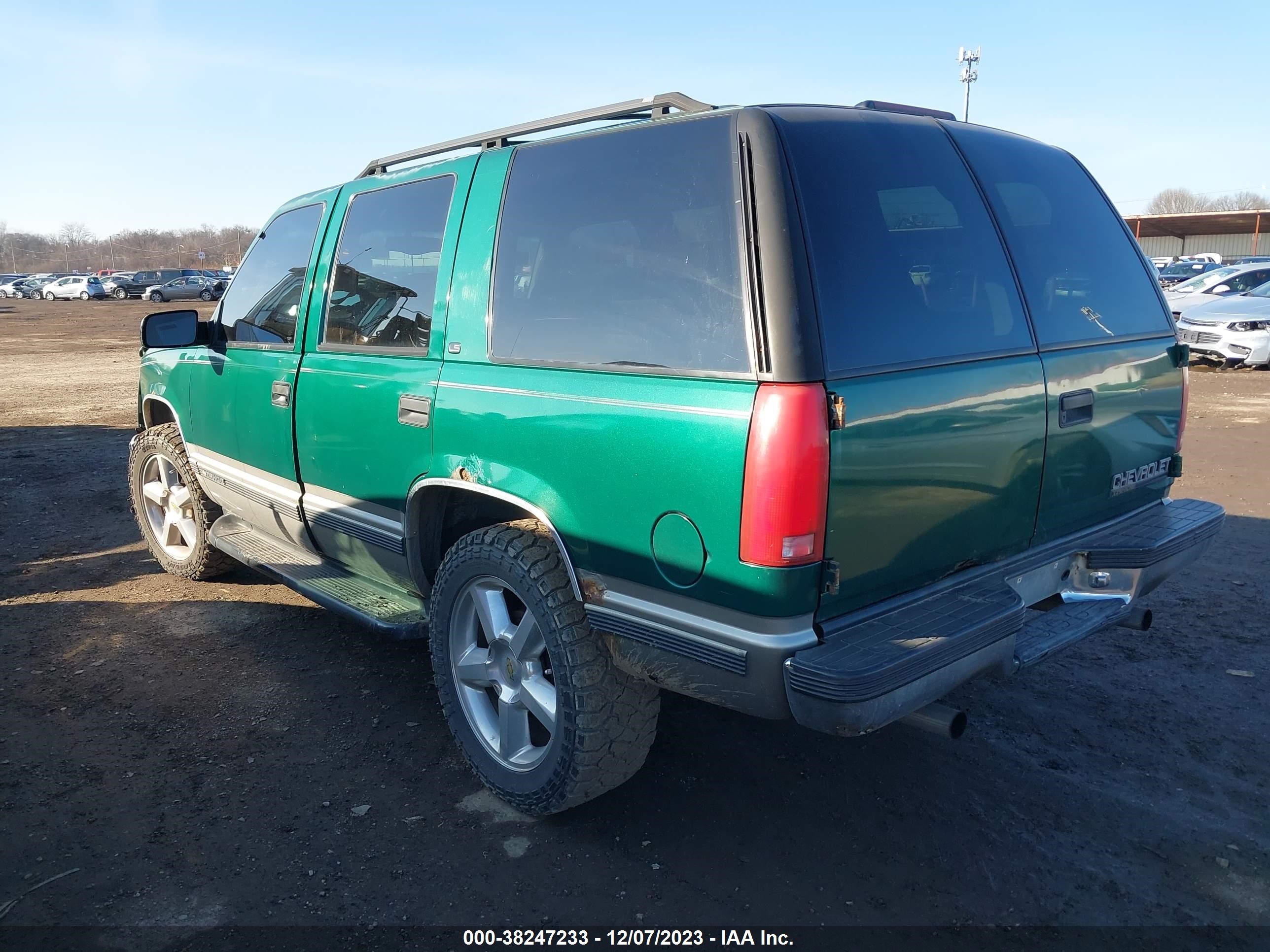 Photo 1 VIN: 1GNEK13R8XJ445842 - CHEVROLET TAHOE 