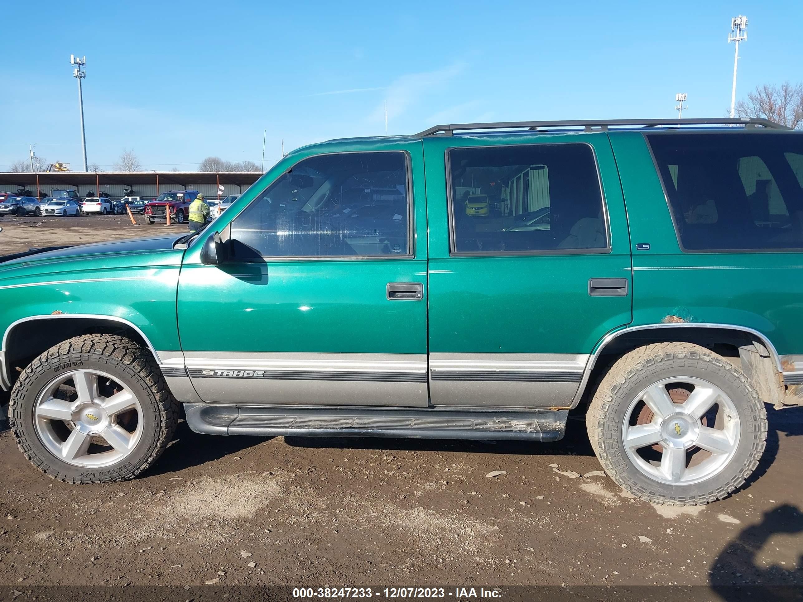 Photo 12 VIN: 1GNEK13R8XJ445842 - CHEVROLET TAHOE 