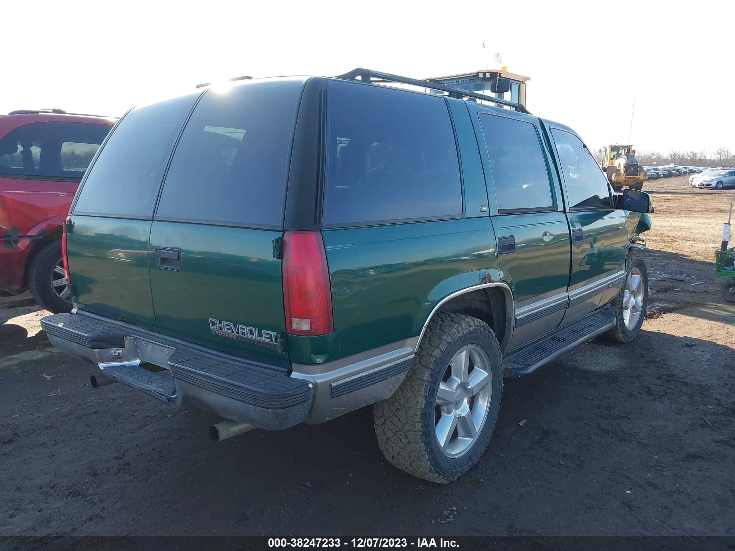 Photo 2 VIN: 1GNEK13R8XJ445842 - CHEVROLET TAHOE 