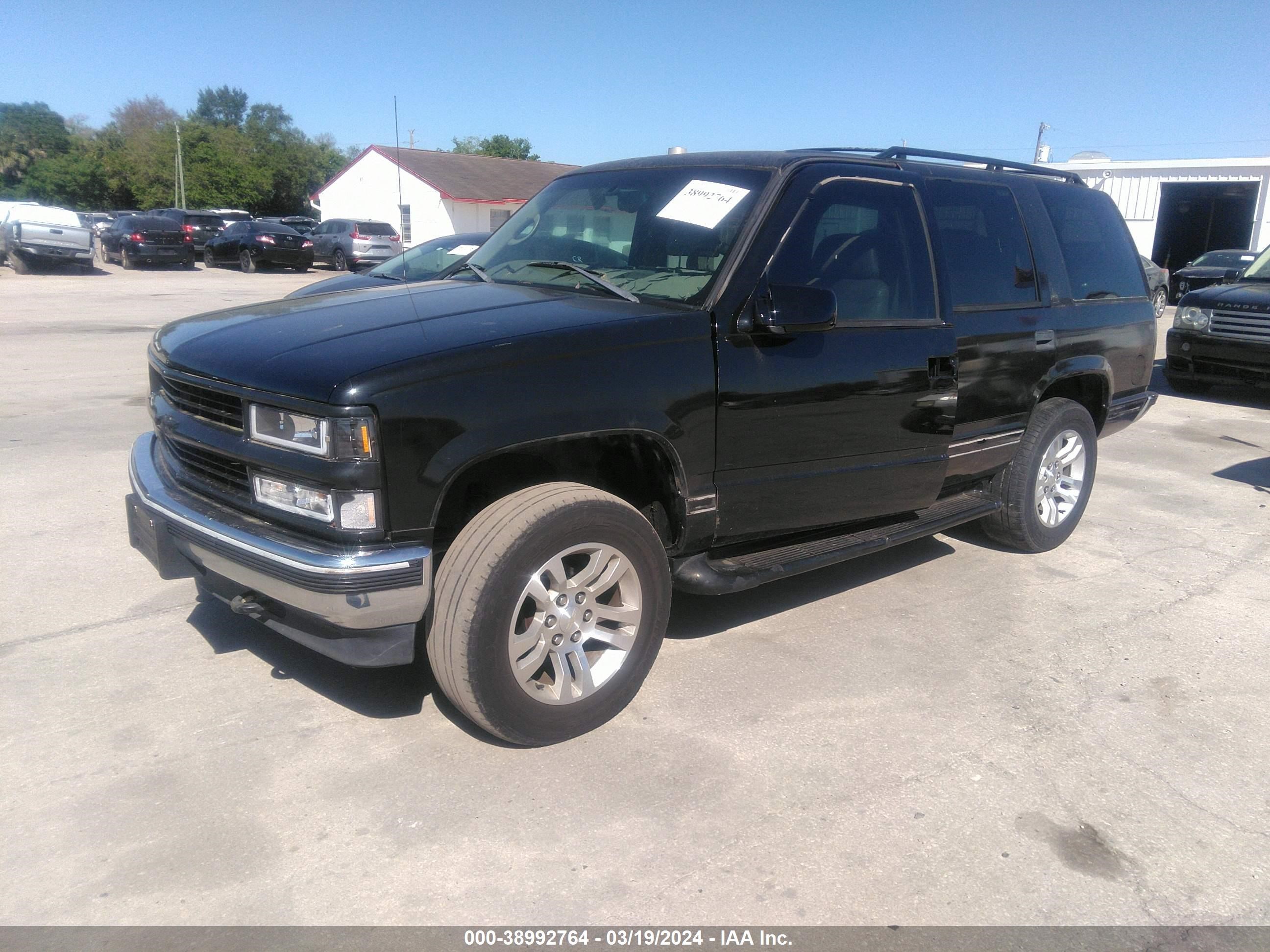 Photo 1 VIN: 1GNEK13R8XR100988 - CHEVROLET TAHOE 