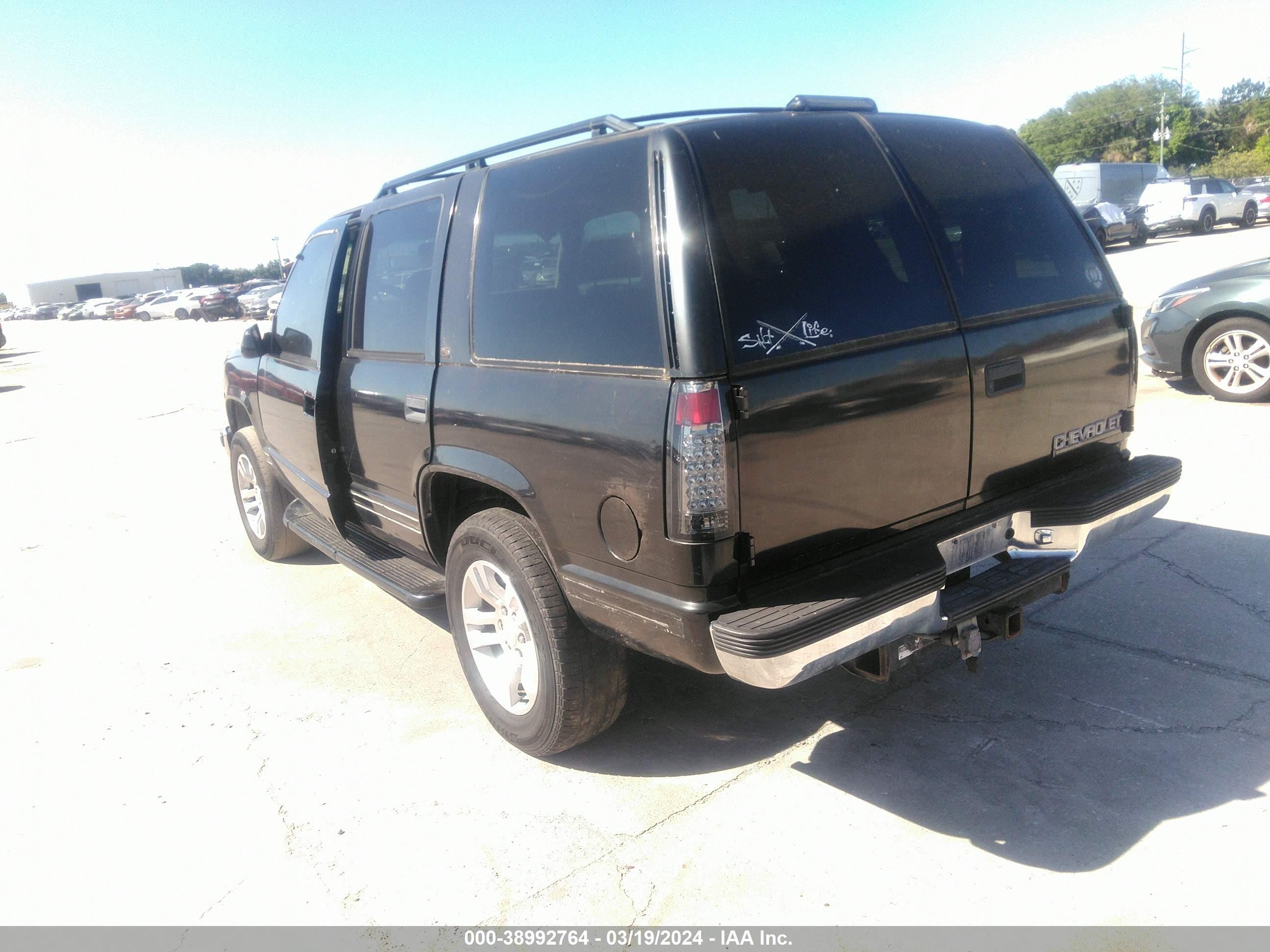 Photo 2 VIN: 1GNEK13R8XR100988 - CHEVROLET TAHOE 