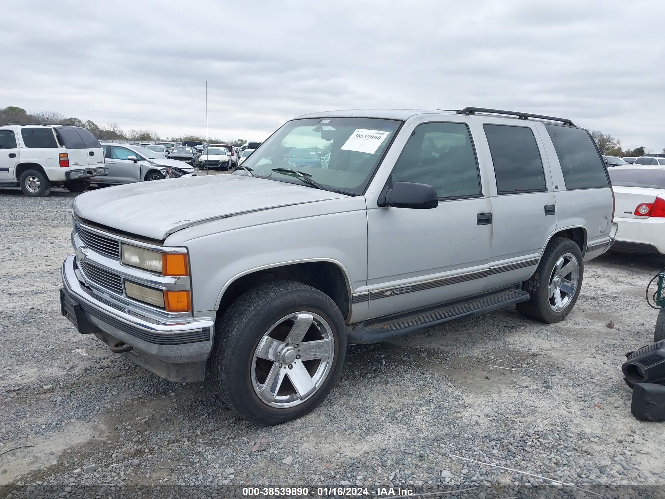 Photo 1 VIN: 1GNEK13R9VJ341857 - CHEVROLET TAHOE 