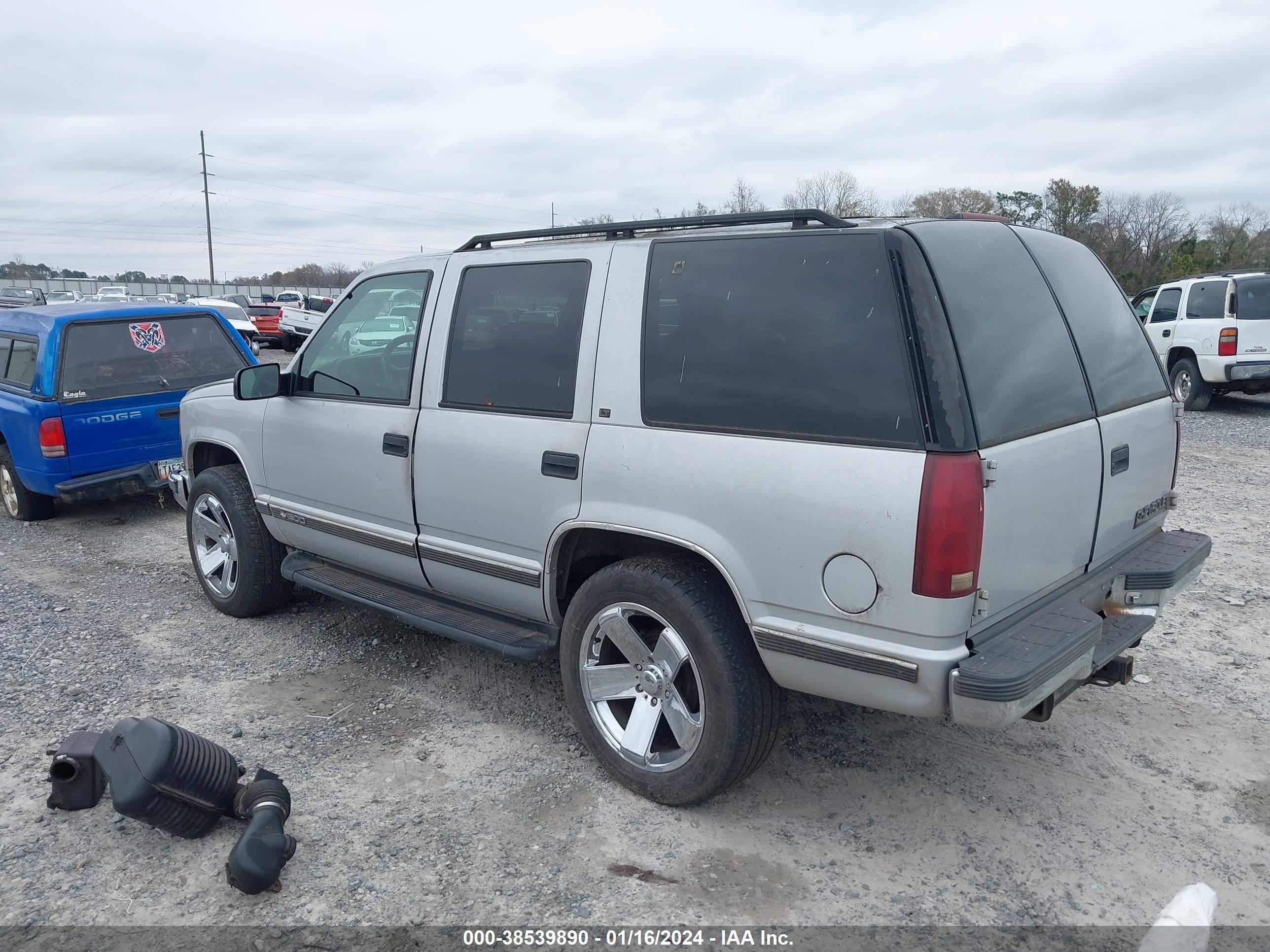 Photo 2 VIN: 1GNEK13R9VJ341857 - CHEVROLET TAHOE 