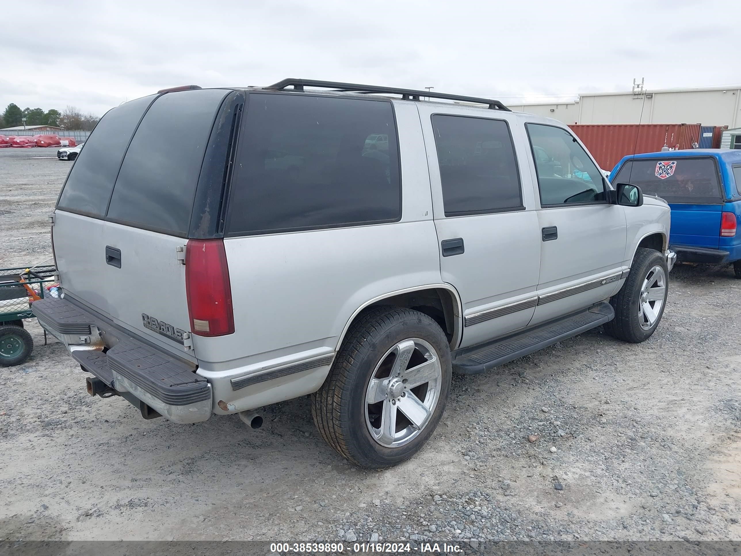 Photo 3 VIN: 1GNEK13R9VJ341857 - CHEVROLET TAHOE 