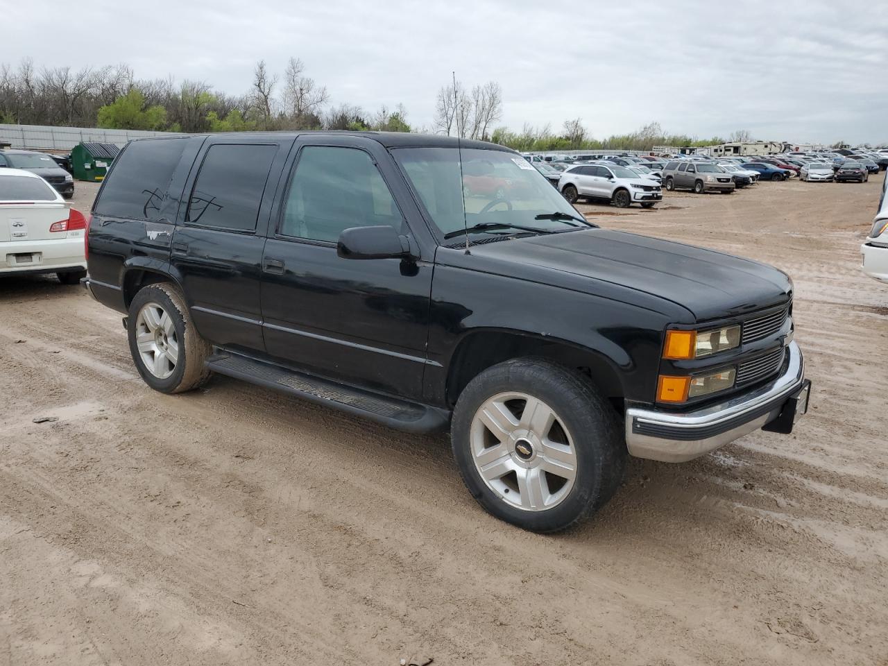 Photo 3 VIN: 1GNEK13RXVJ382093 - CHEVROLET TAHOE 