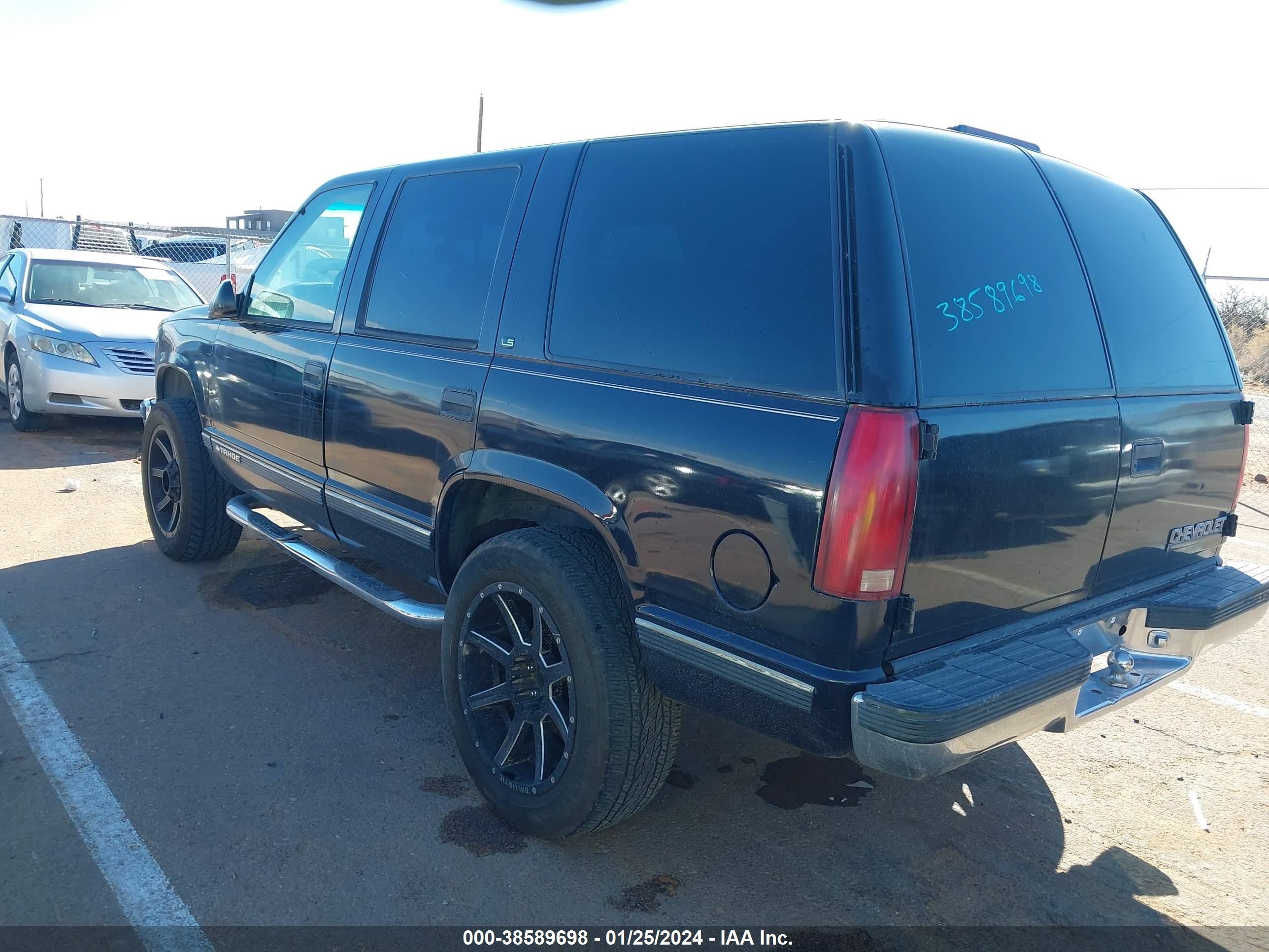 Photo 2 VIN: 1GNEK13RXXJ522713 - CHEVROLET TAHOE 