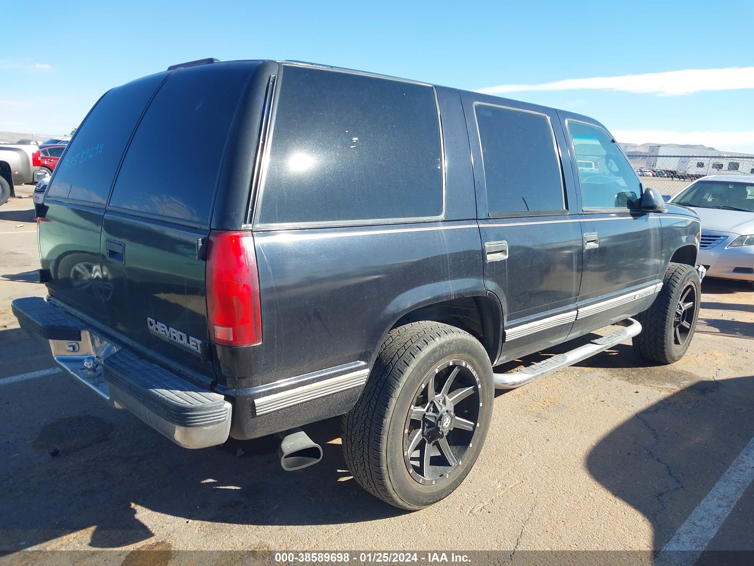 Photo 3 VIN: 1GNEK13RXXJ522713 - CHEVROLET TAHOE 