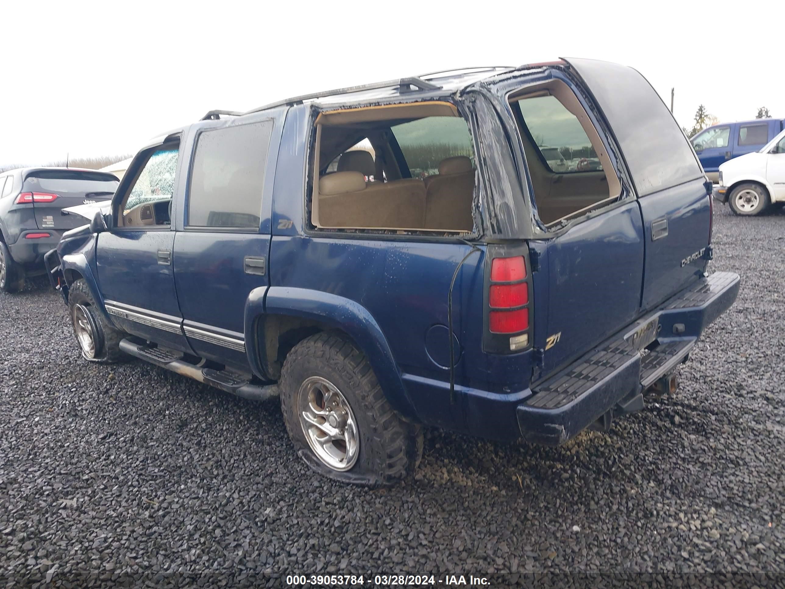 Photo 2 VIN: 1GNEK13RXYR214007 - CHEVROLET TAHOE 