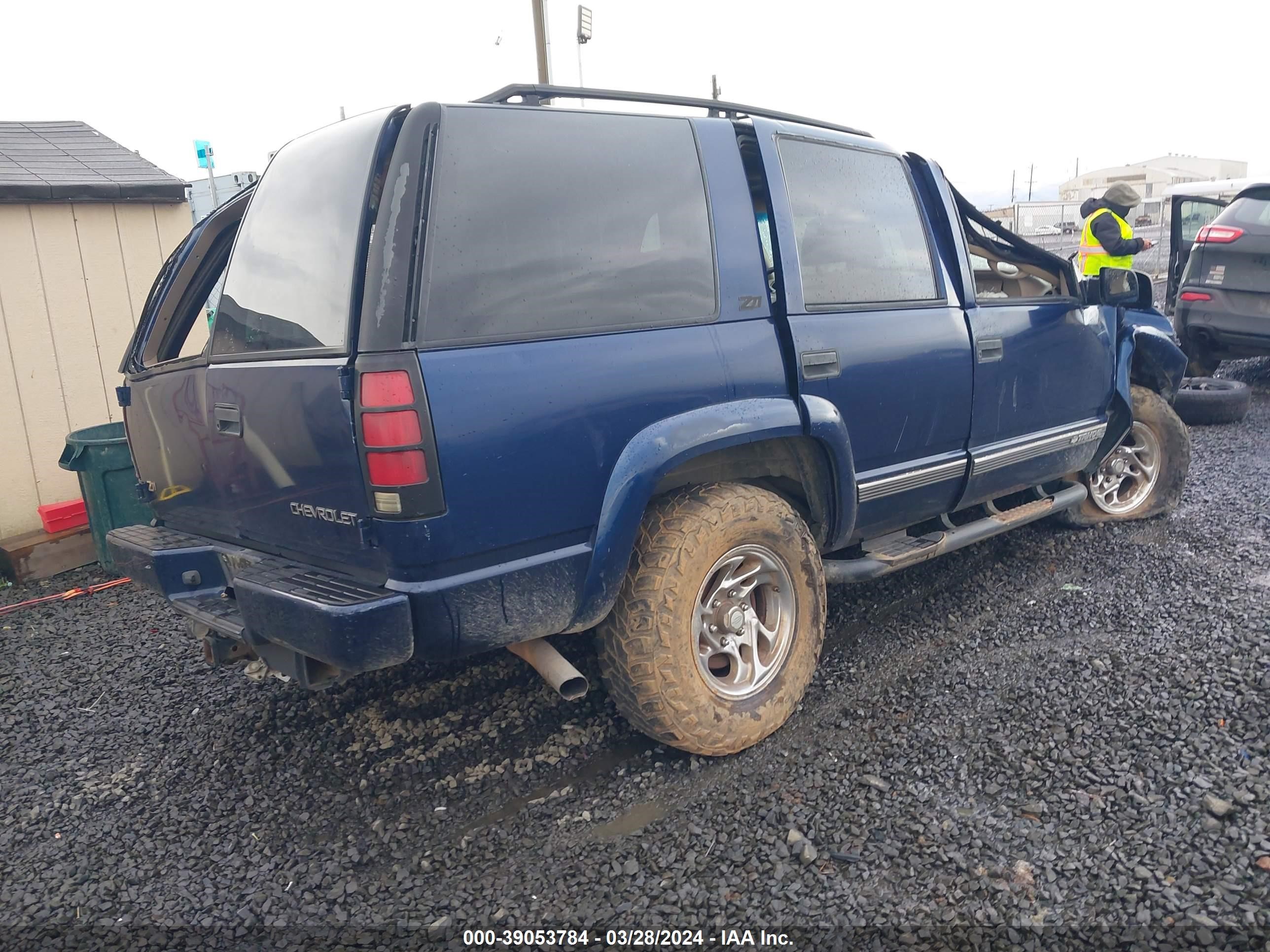 Photo 3 VIN: 1GNEK13RXYR214007 - CHEVROLET TAHOE 