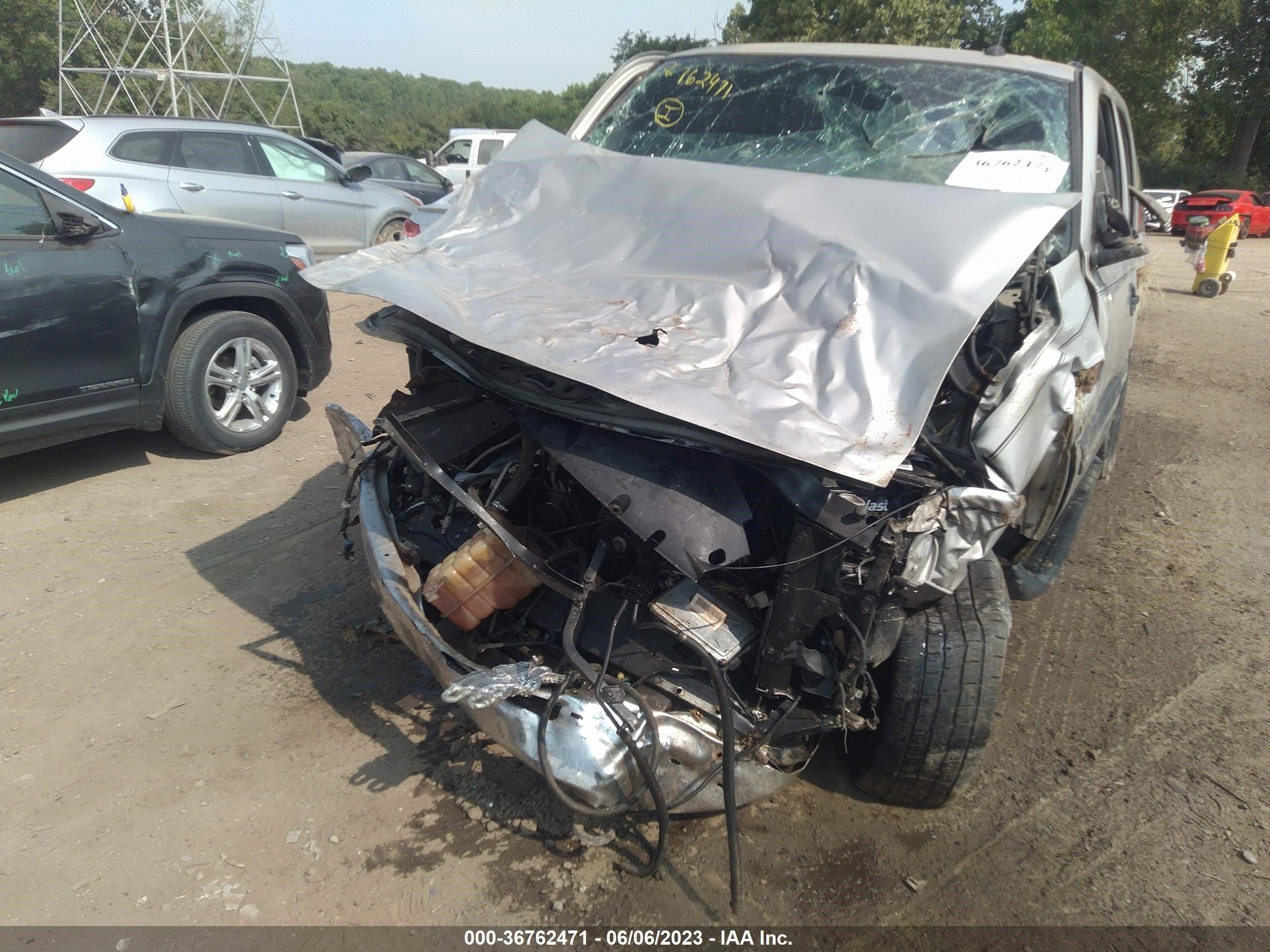 Photo 5 VIN: 1GNEK13T05J245191 - CHEVROLET TAHOE 