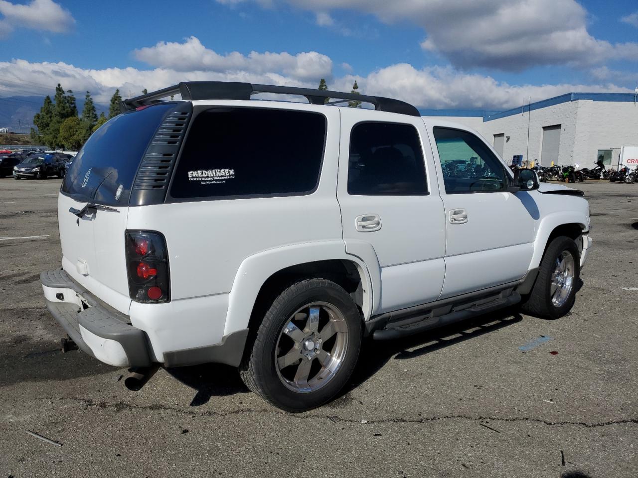 Photo 2 VIN: 1GNEK13T22R166392 - CHEVROLET TAHOE 