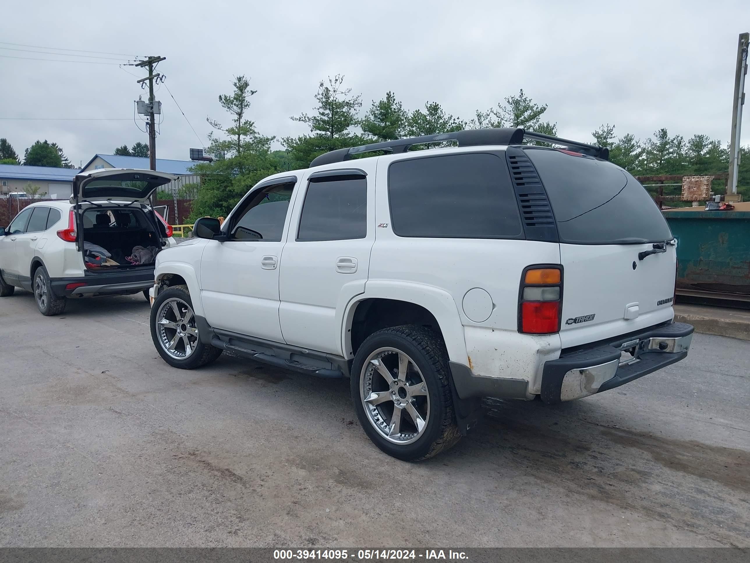 Photo 2 VIN: 1GNEK13T25R197159 - CHEVROLET TAHOE 