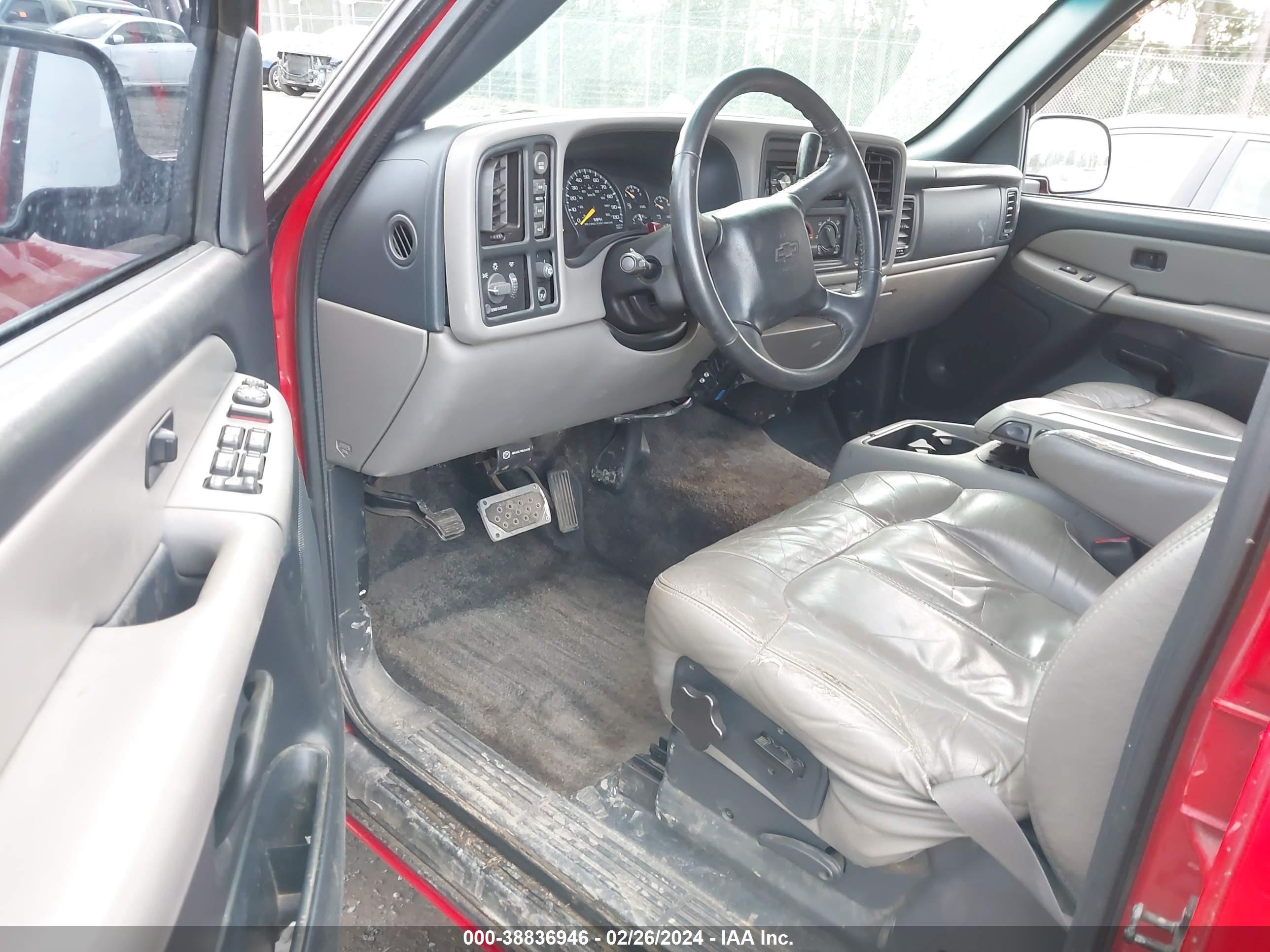 Photo 4 VIN: 1GNEK13T2YJ155254 - CHEVROLET TAHOE 