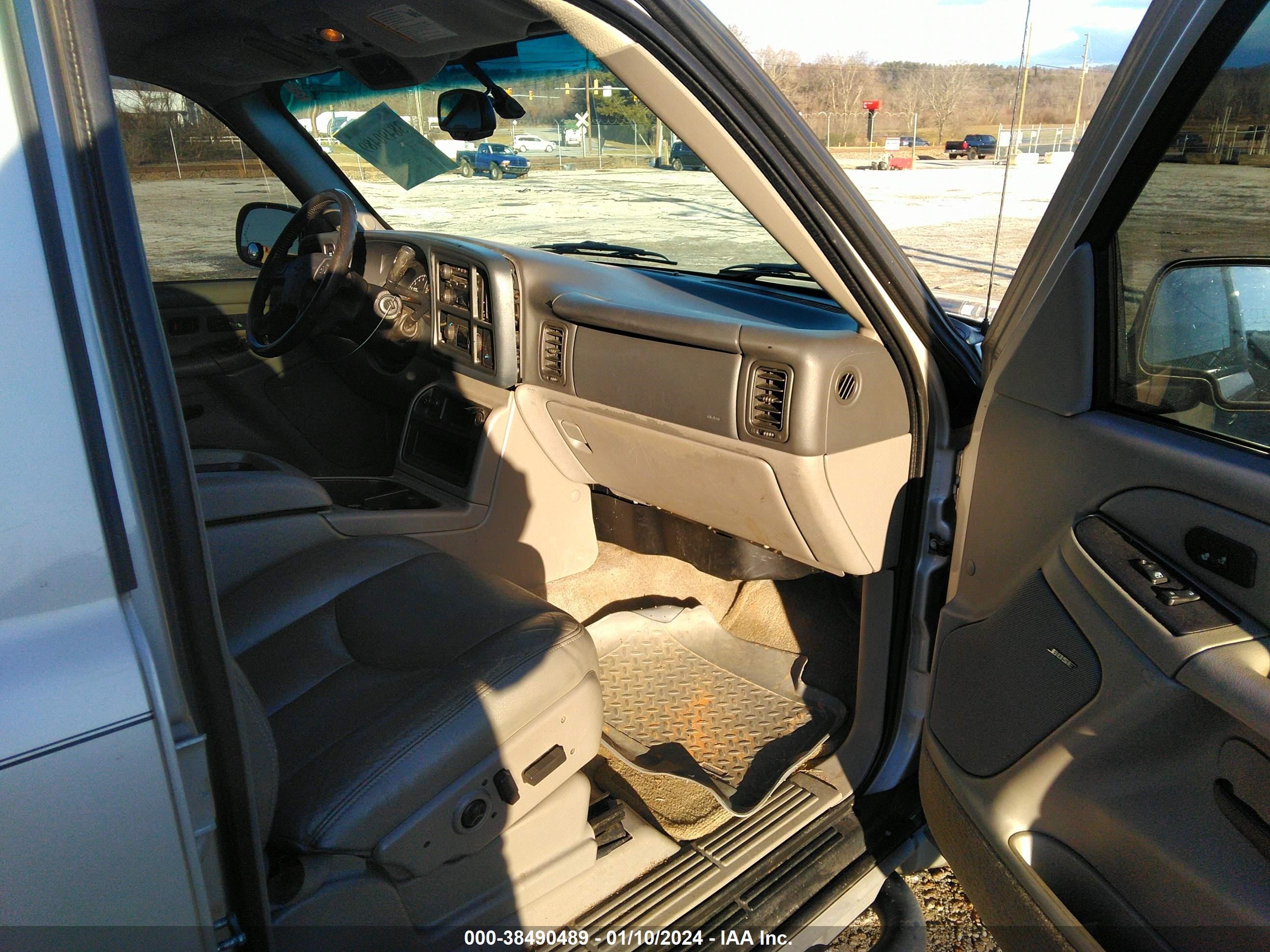 Photo 4 VIN: 1GNEK13T45R253876 - CHEVROLET TAHOE 