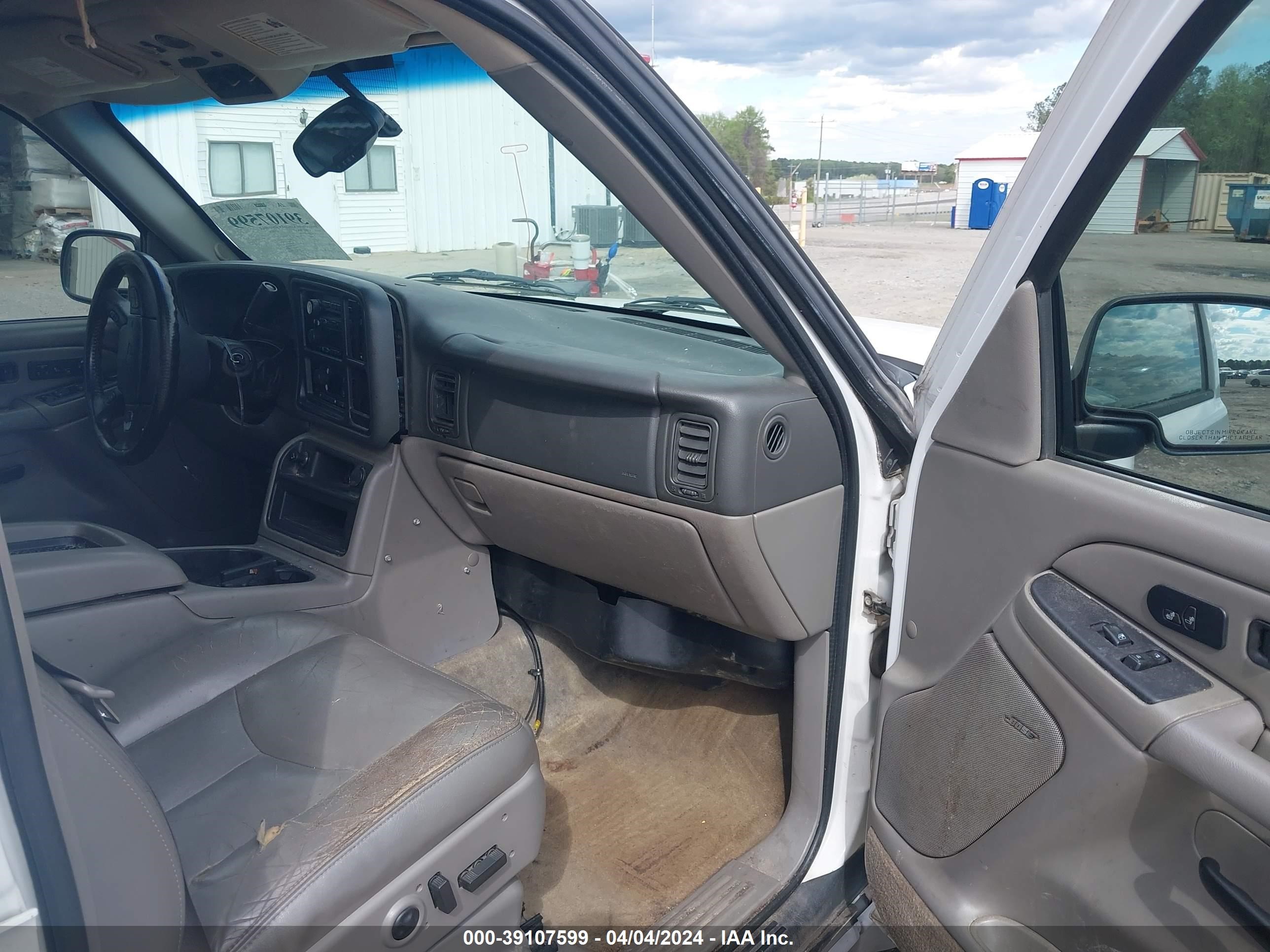 Photo 4 VIN: 1GNEK13T55R251506 - CHEVROLET TAHOE 