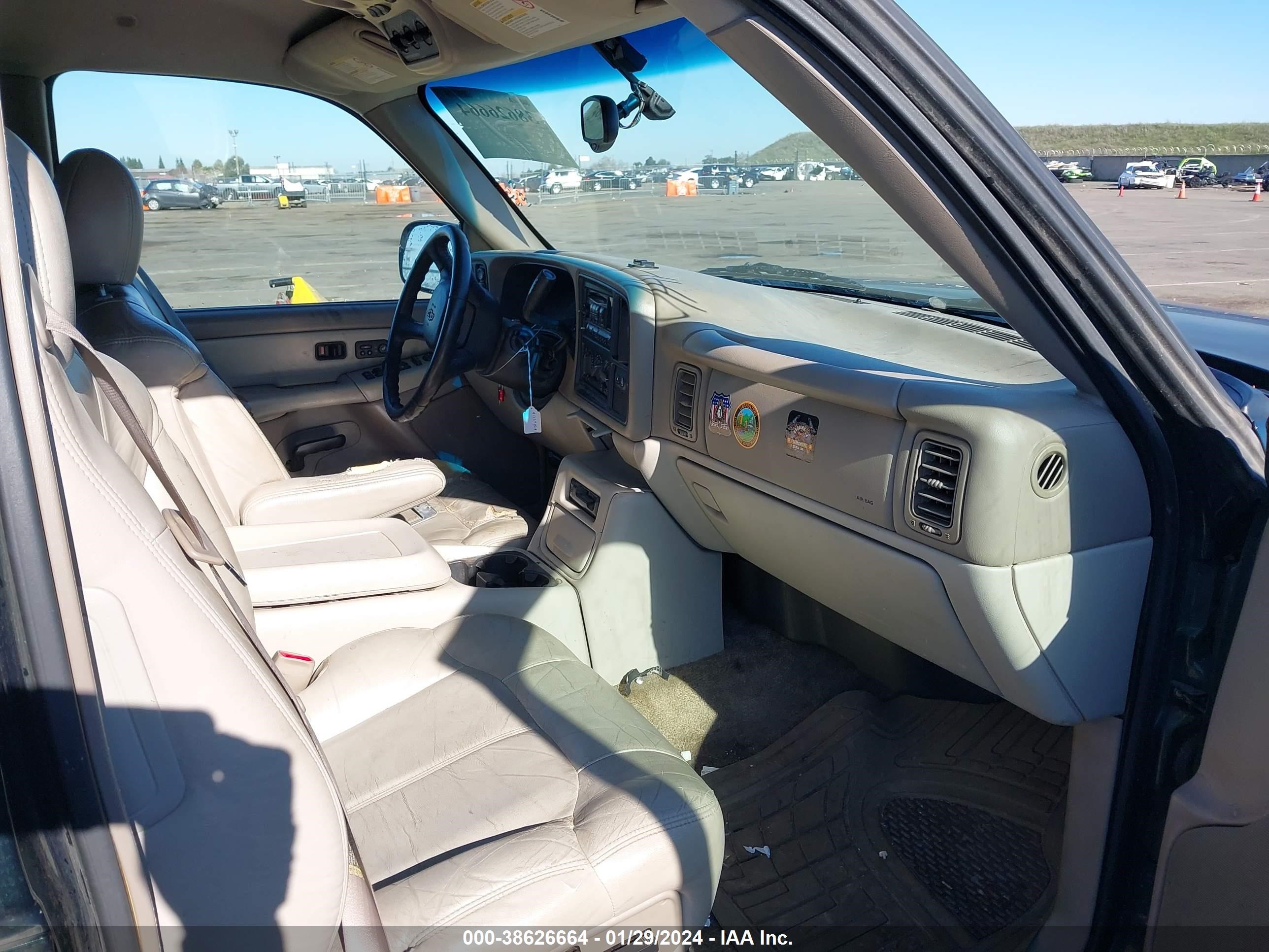 Photo 4 VIN: 1GNEK13T61R132910 - CHEVROLET TAHOE 