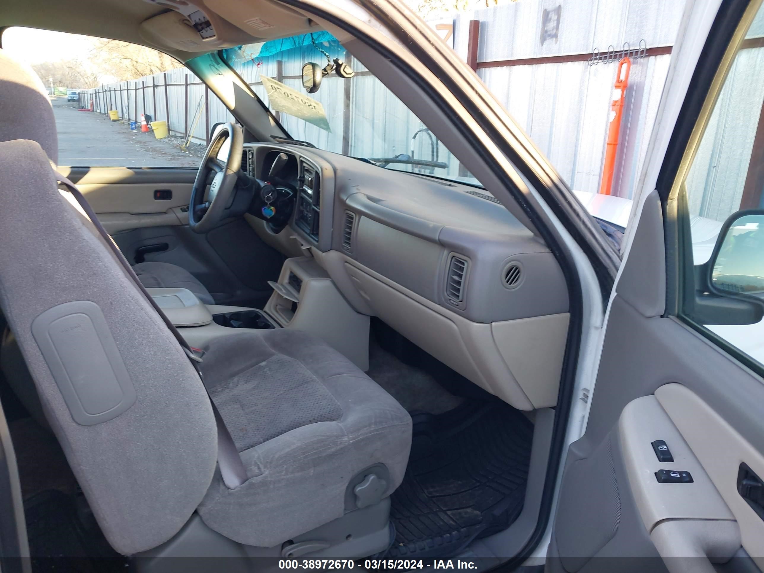 Photo 4 VIN: 1GNEK13T7YJ147036 - CHEVROLET TAHOE 