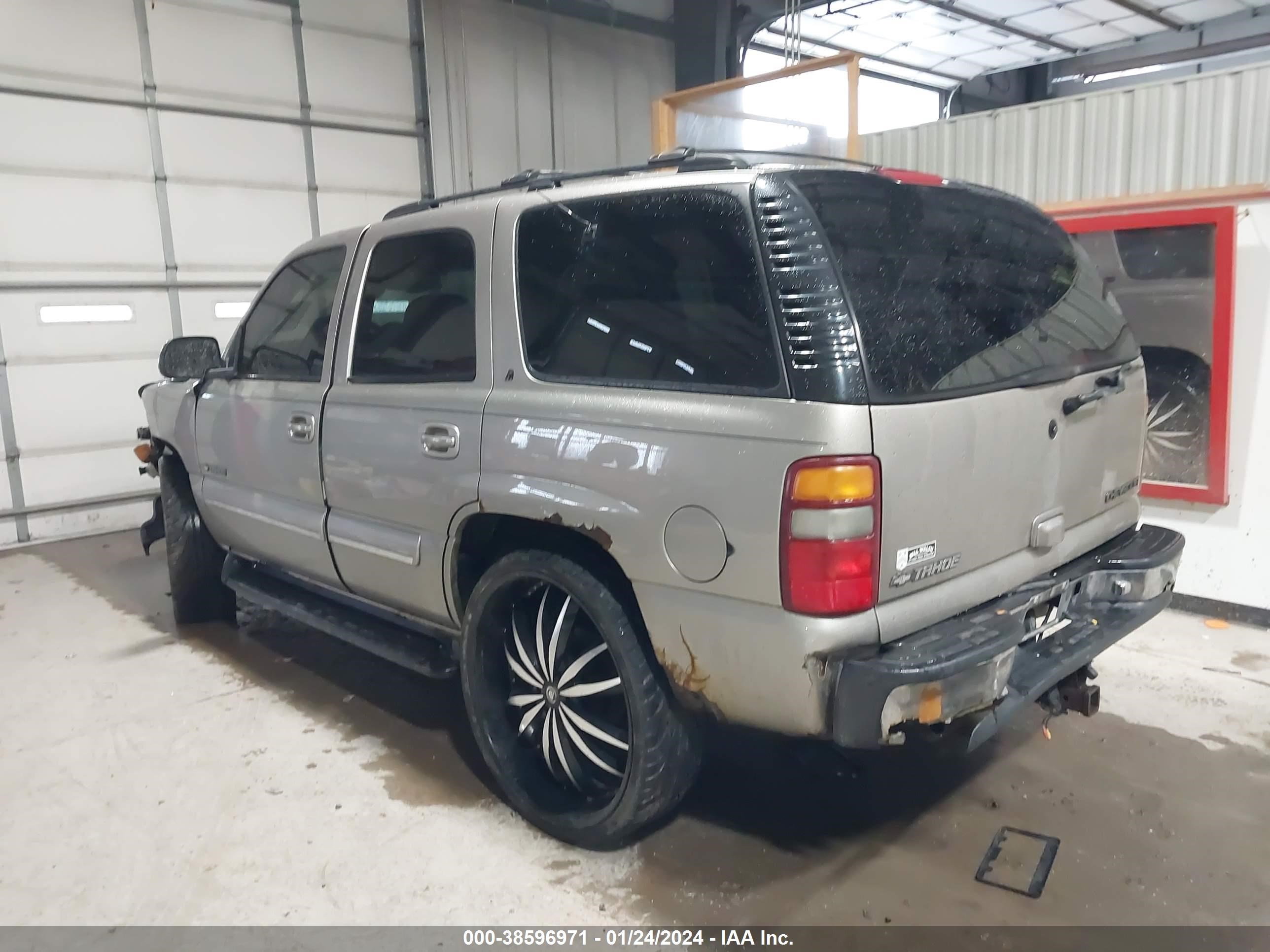 Photo 2 VIN: 1GNEK13T8YJ113915 - CHEVROLET TAHOE 