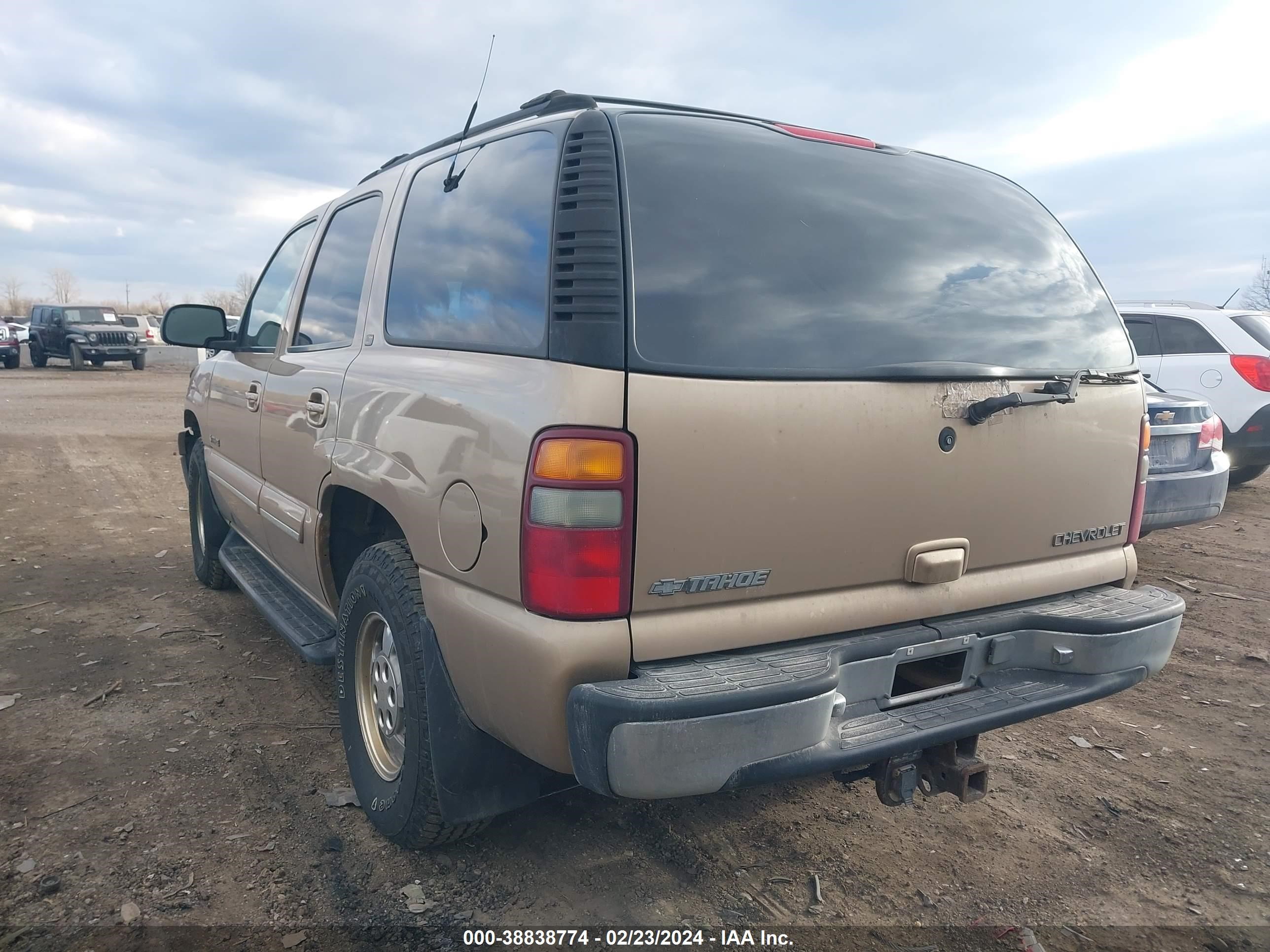 Photo 2 VIN: 1GNEK13TXYJ179740 - CHEVROLET TAHOE 