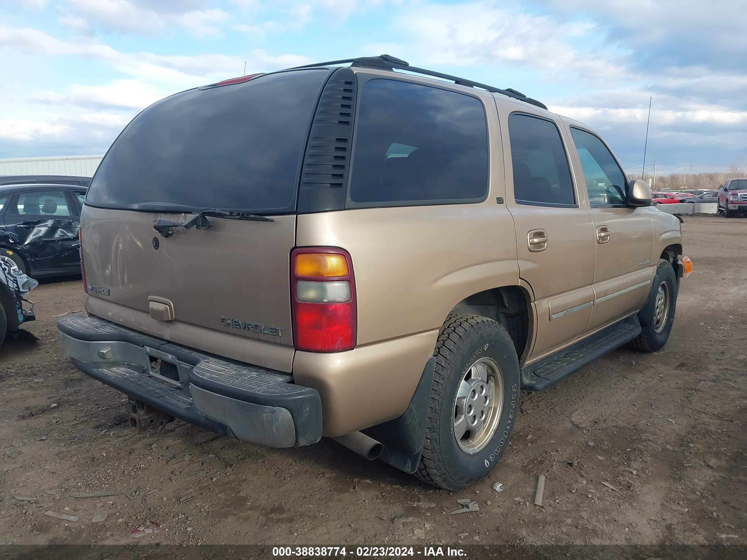 Photo 3 VIN: 1GNEK13TXYJ179740 - CHEVROLET TAHOE 