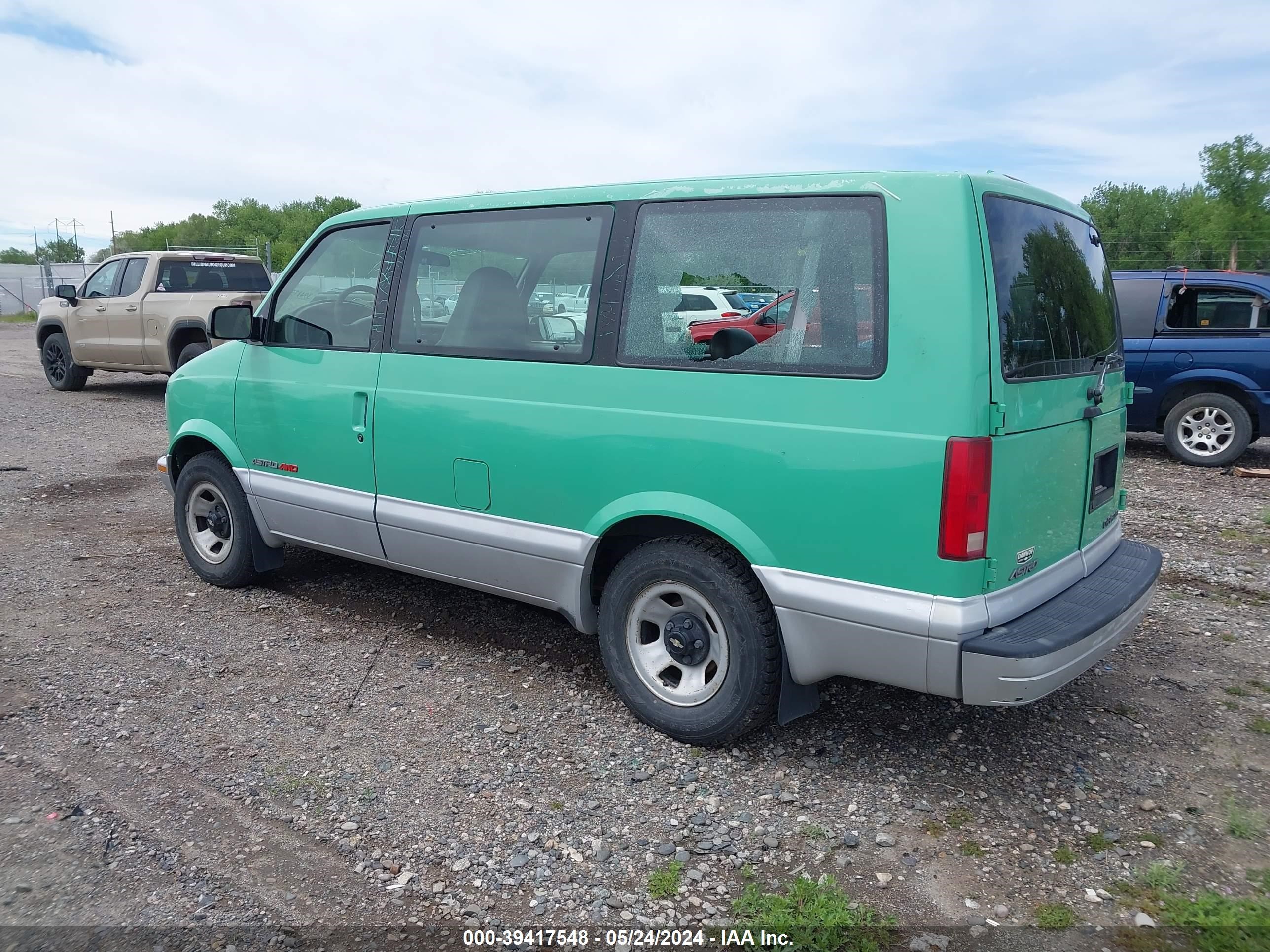 Photo 2 VIN: 1GNEL19W0YB169467 - CHEVROLET ASTRO 