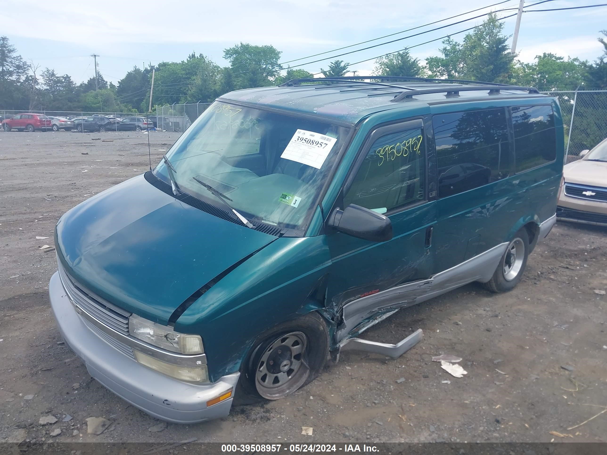 Photo 1 VIN: 1GNEL19W2YB124031 - CHEVROLET ASTRO 