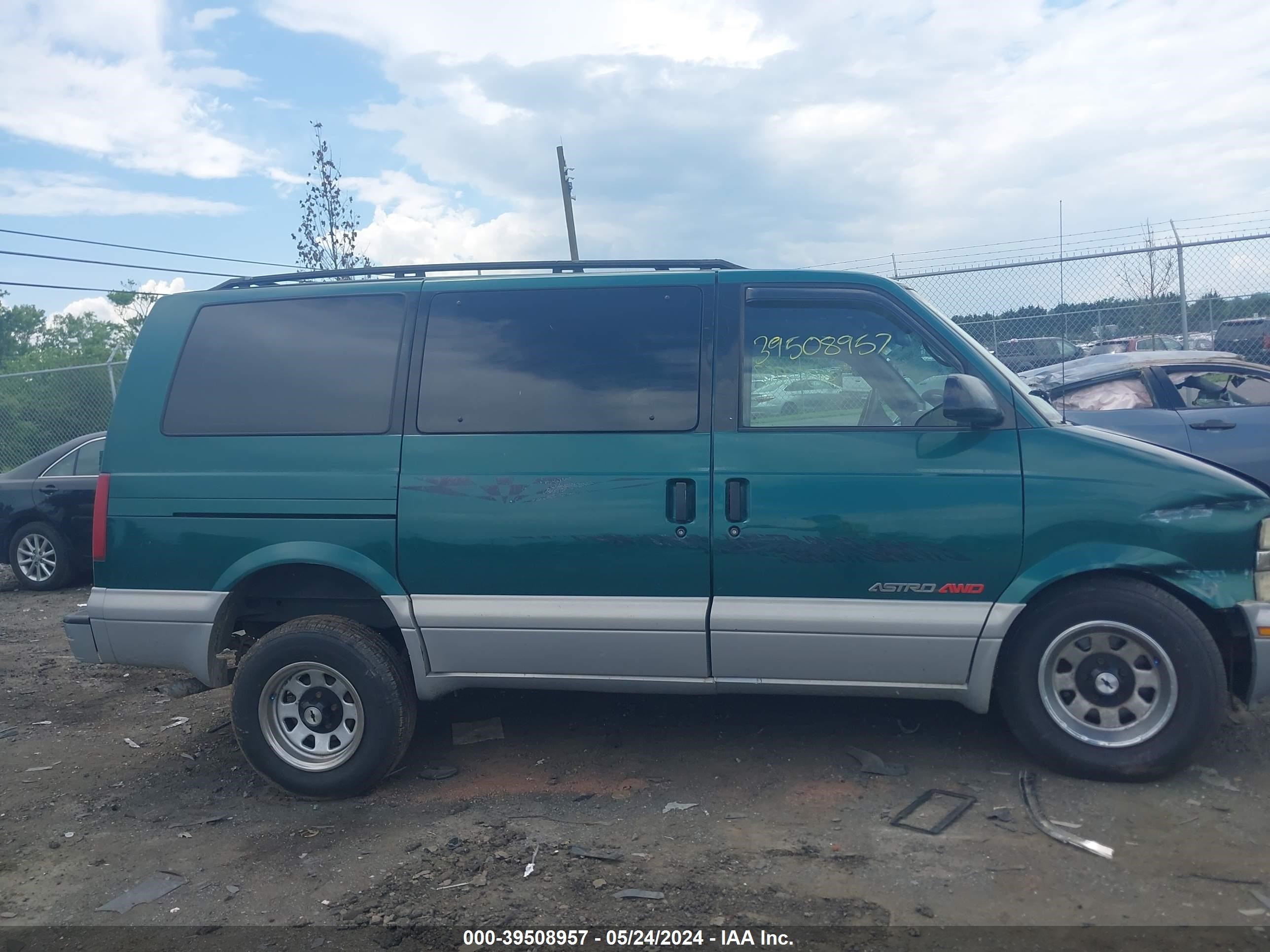 Photo 12 VIN: 1GNEL19W2YB124031 - CHEVROLET ASTRO 