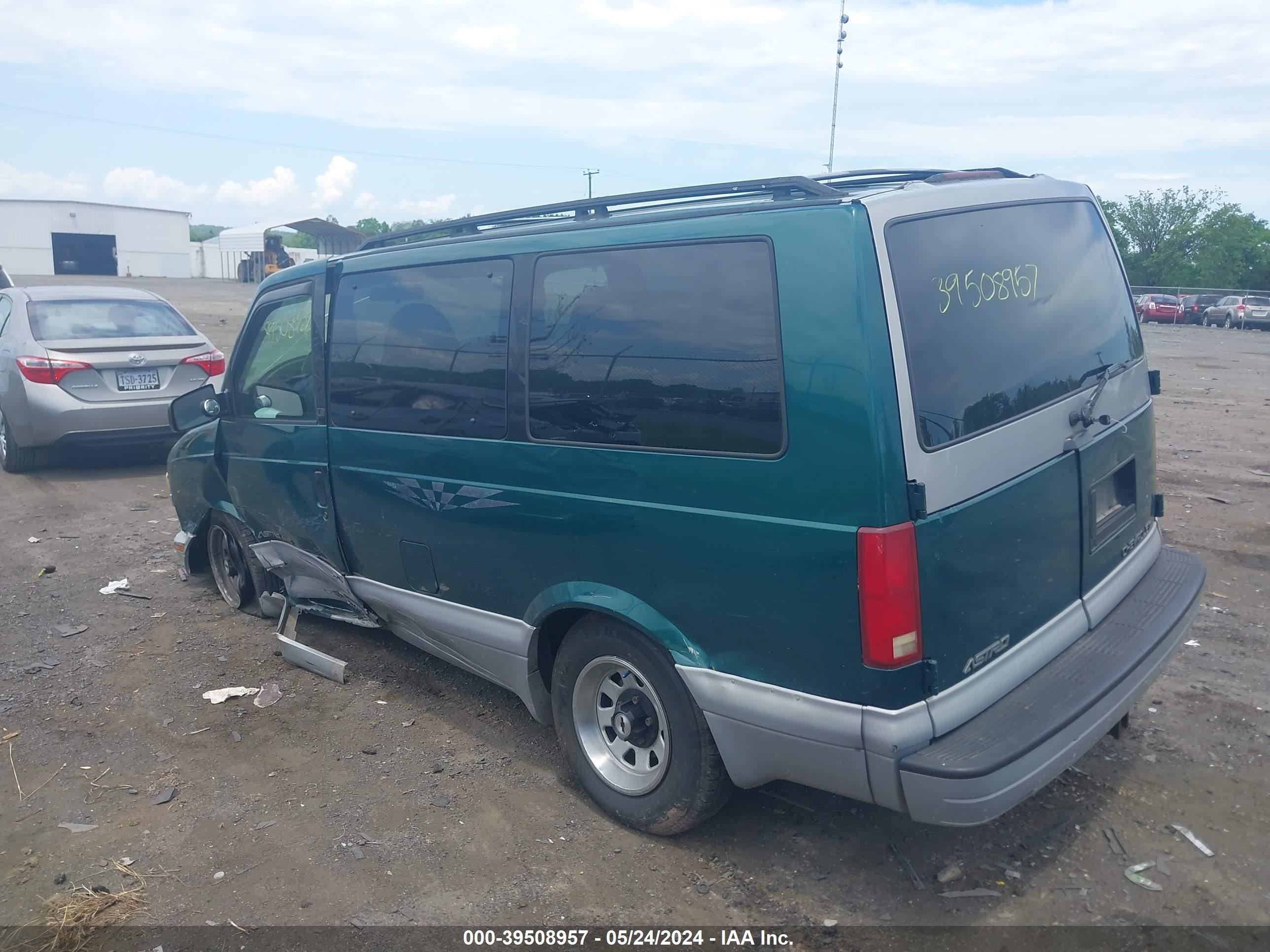 Photo 2 VIN: 1GNEL19W2YB124031 - CHEVROLET ASTRO 