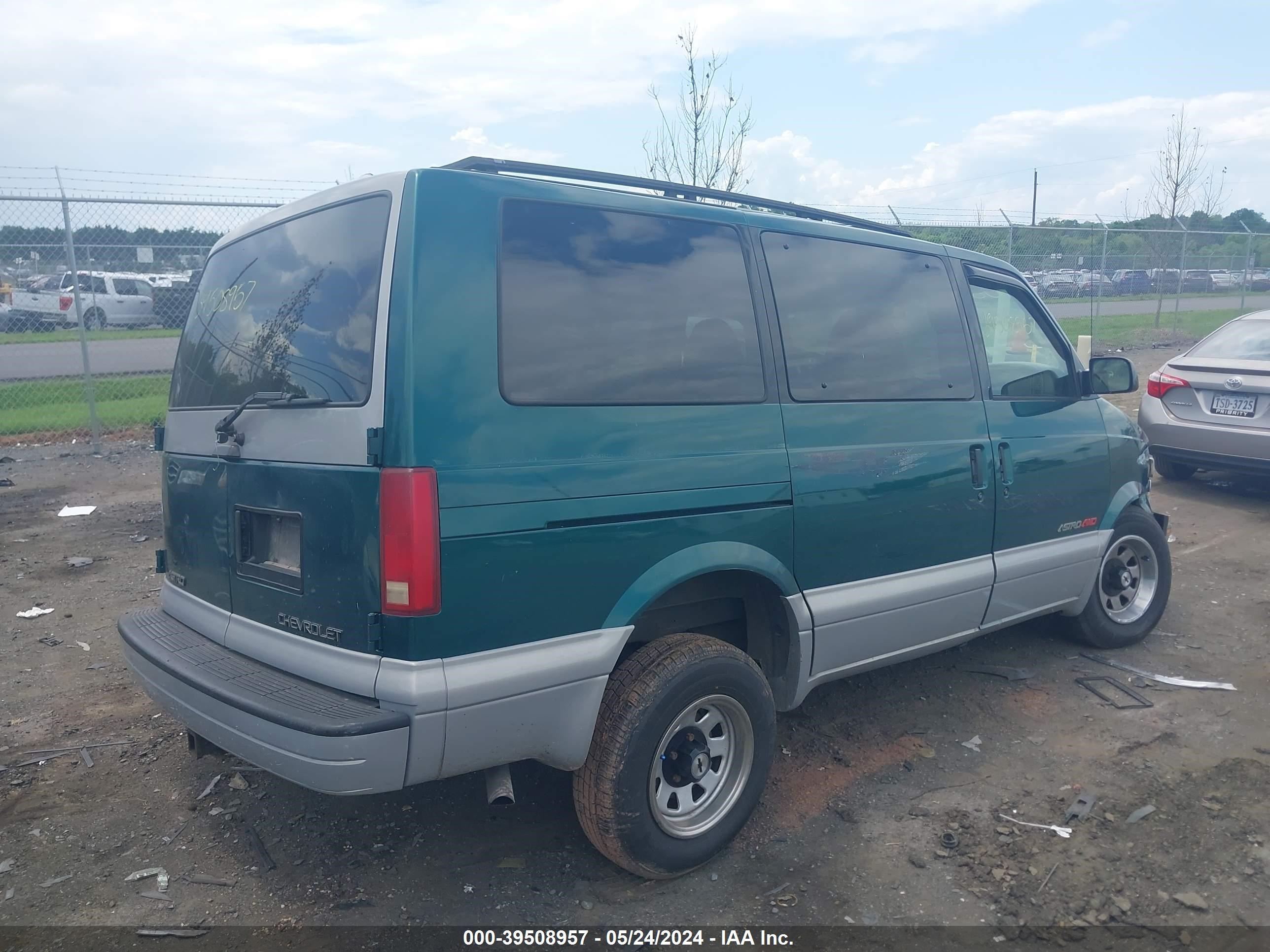 Photo 3 VIN: 1GNEL19W2YB124031 - CHEVROLET ASTRO 