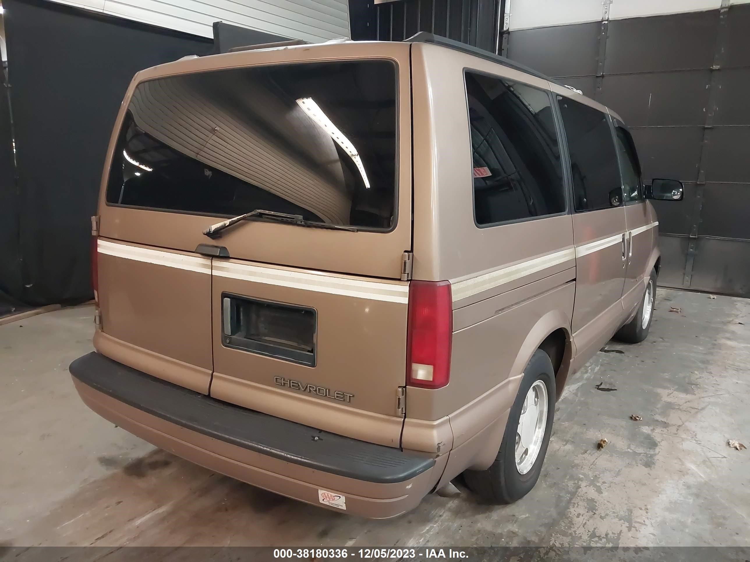 Photo 3 VIN: 1GNEL19W3VB153372 - CHEVROLET ASTRO 