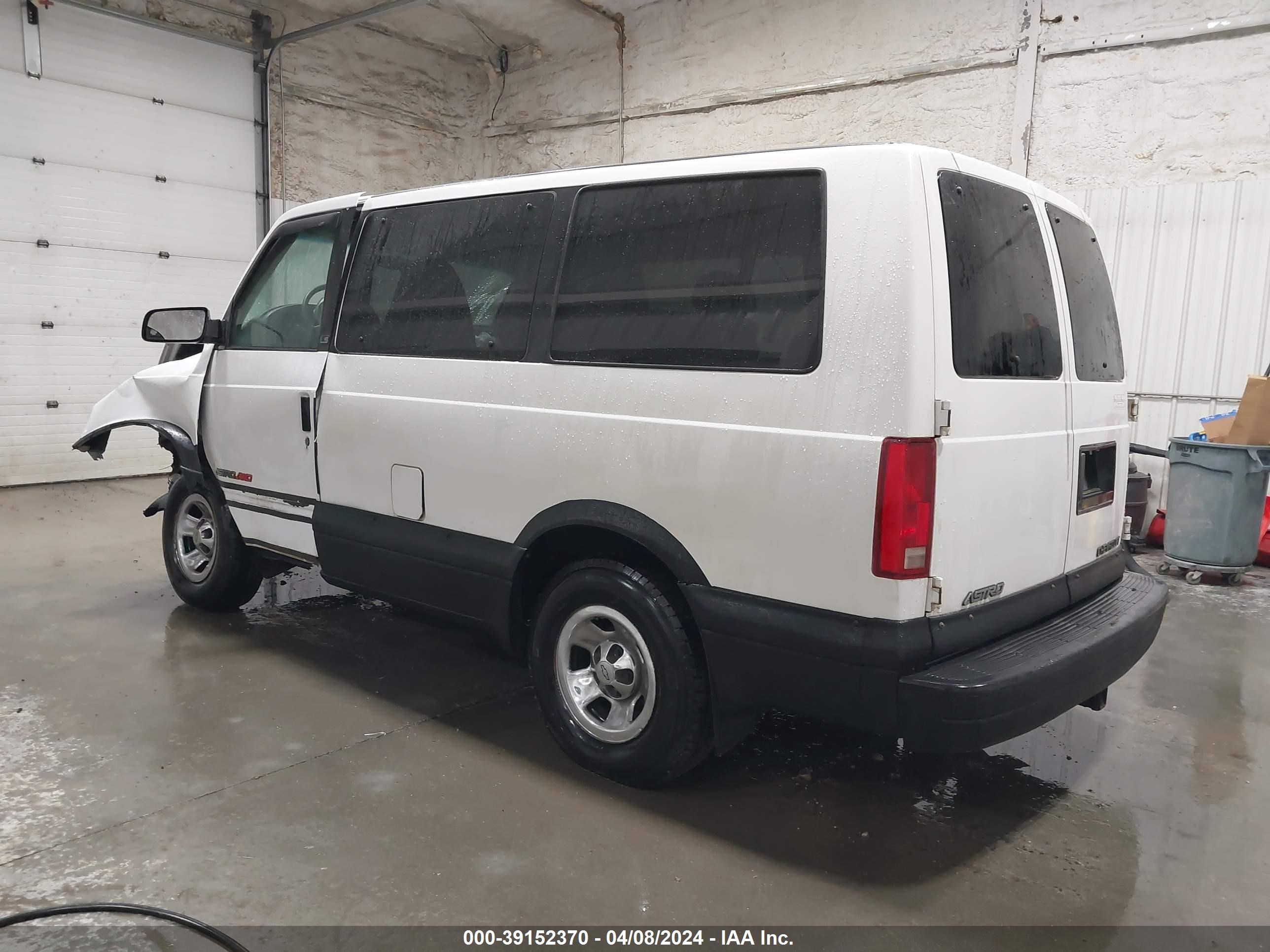 Photo 2 VIN: 1GNEL19W4WB136484 - CHEVROLET ASTRO 