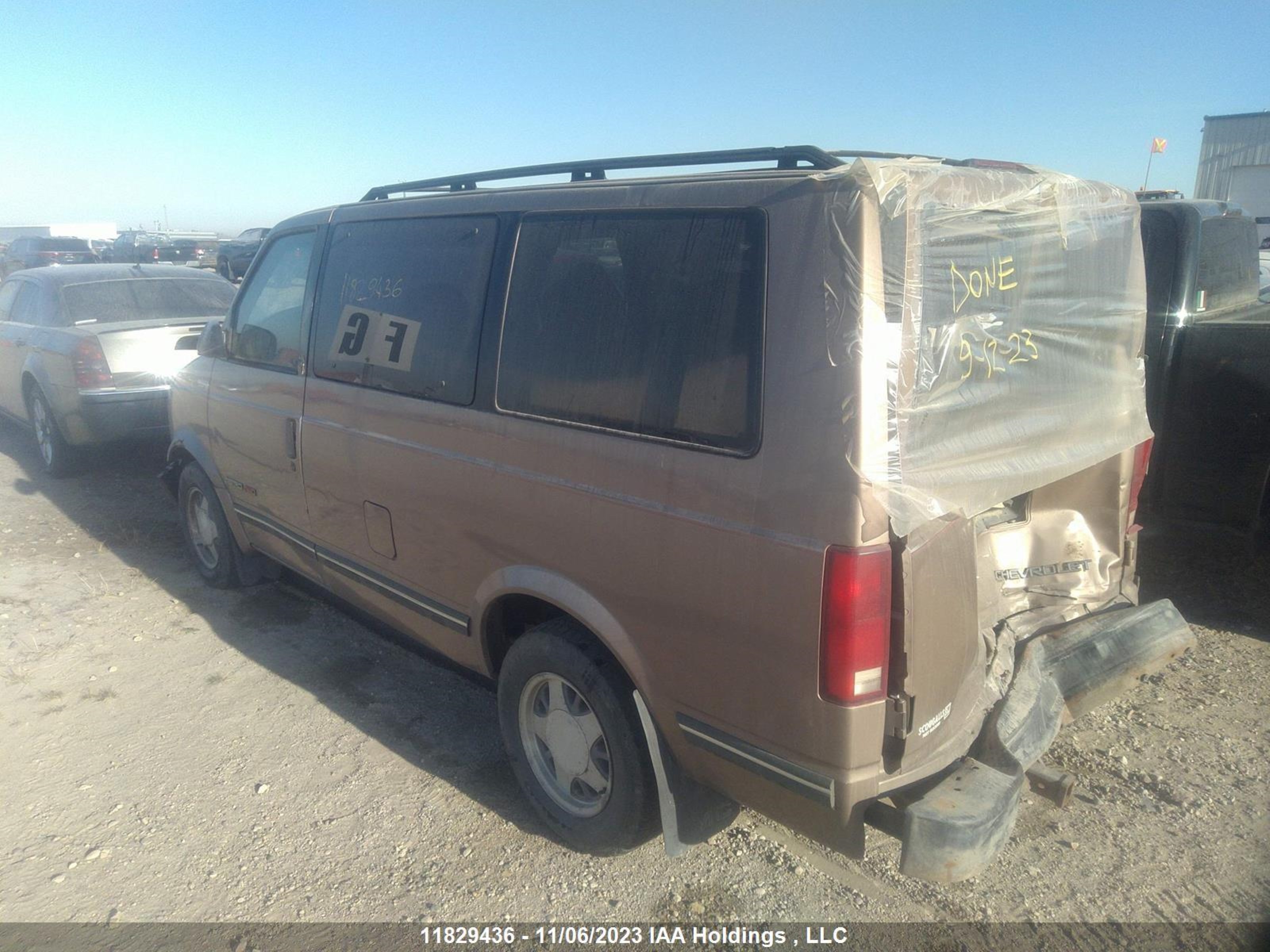 Photo 2 VIN: 1GNEL19W5VB124777 - CHEVROLET ASTRO 