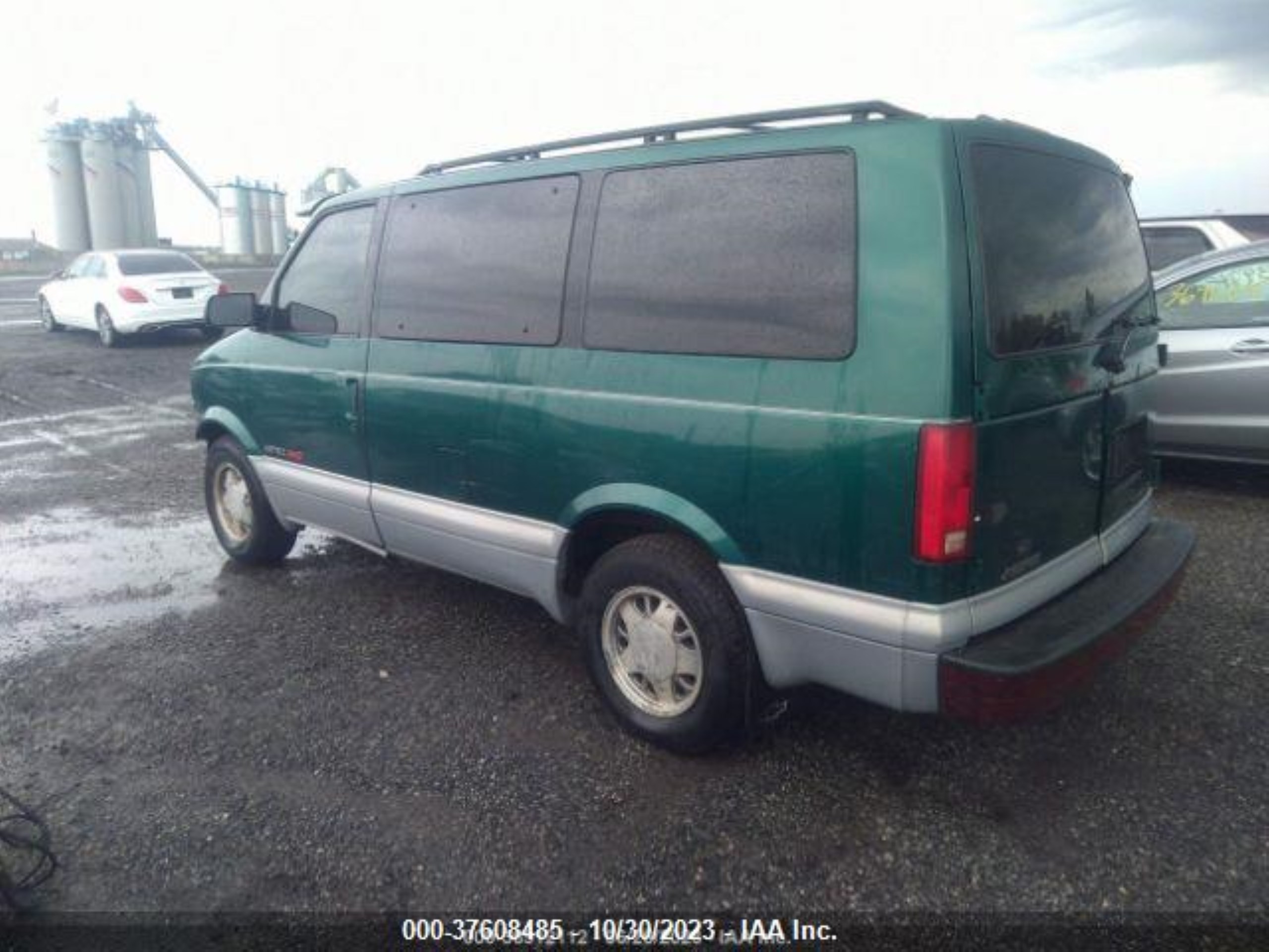 Photo 2 VIN: 1GNEL19W6XB152266 - CHEVROLET ASTRO 