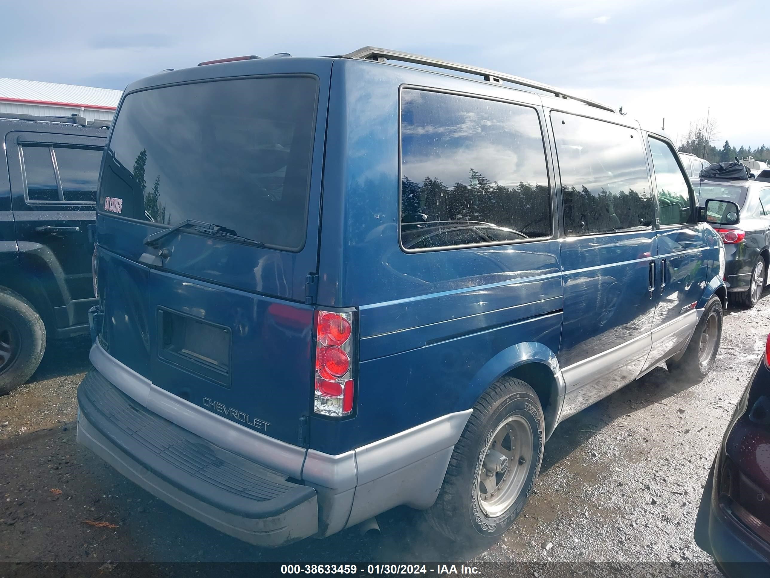 Photo 3 VIN: 1GNEL19W6YB184359 - CHEVROLET ASTRO 