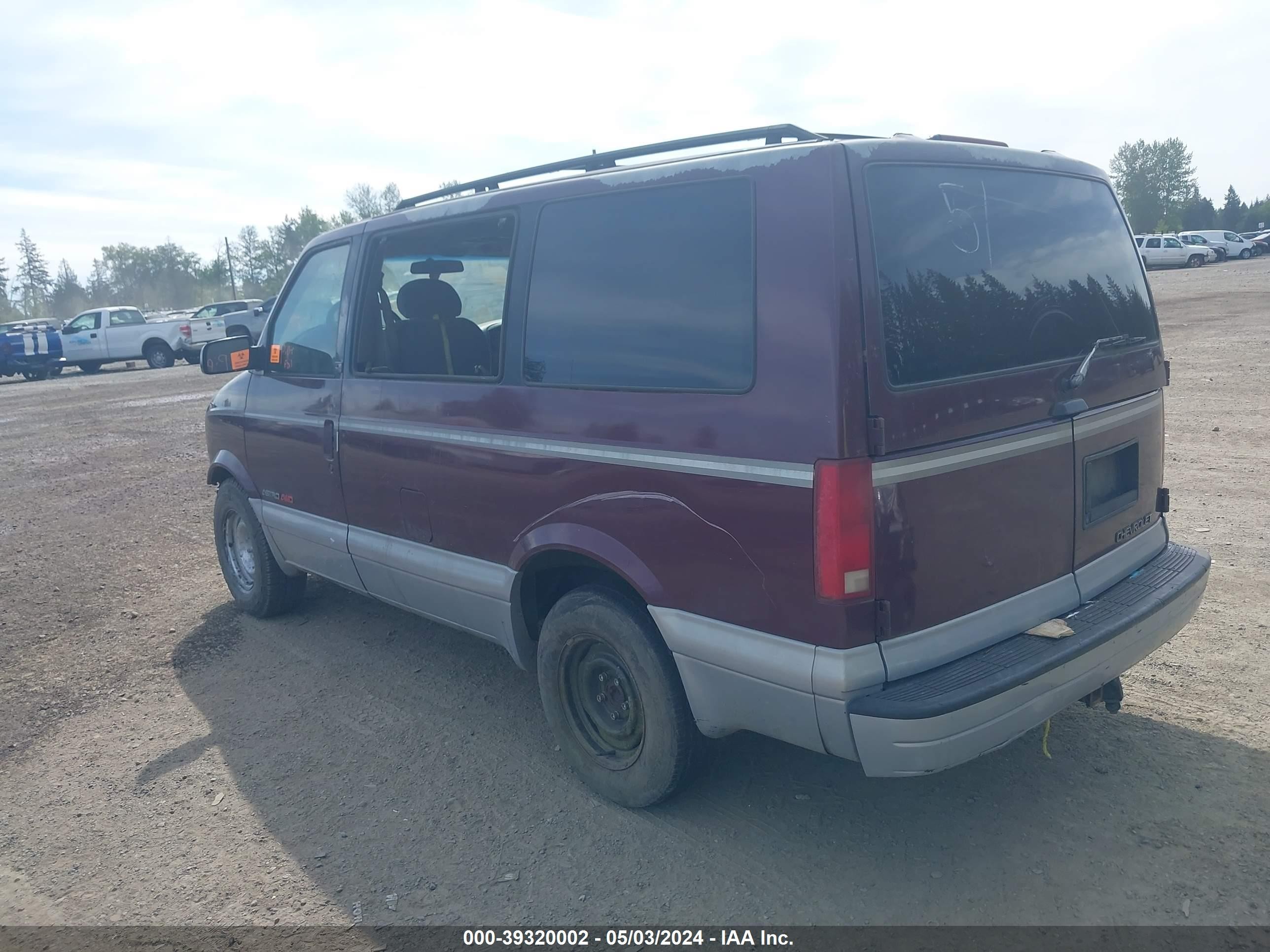 Photo 2 VIN: 1GNEL19W7VB143069 - CHEVROLET ASTRO 