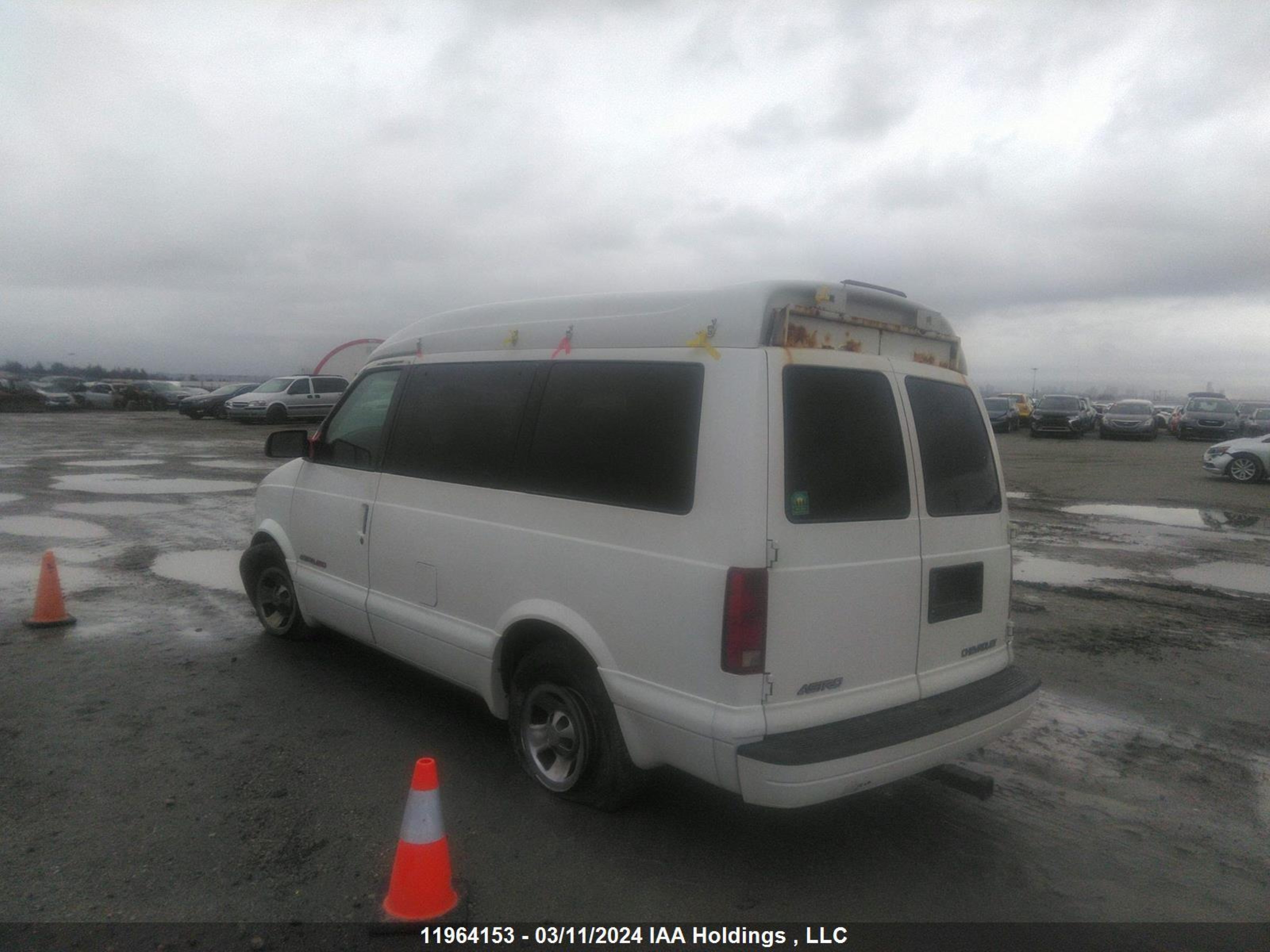 Photo 2 VIN: 1GNEL19W81B143303 - CHEVROLET ASTRO 