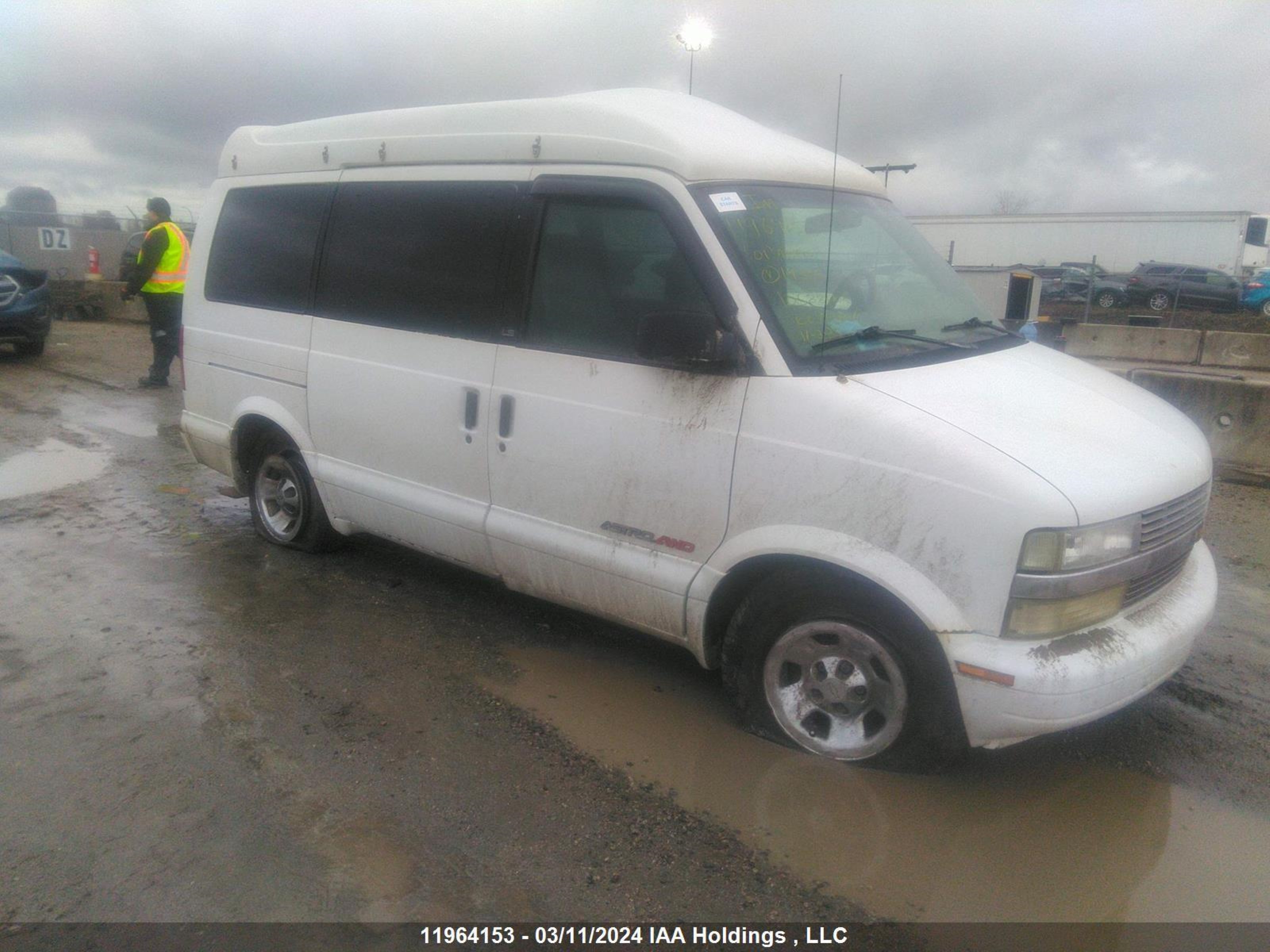 Photo 5 VIN: 1GNEL19W81B143303 - CHEVROLET ASTRO 