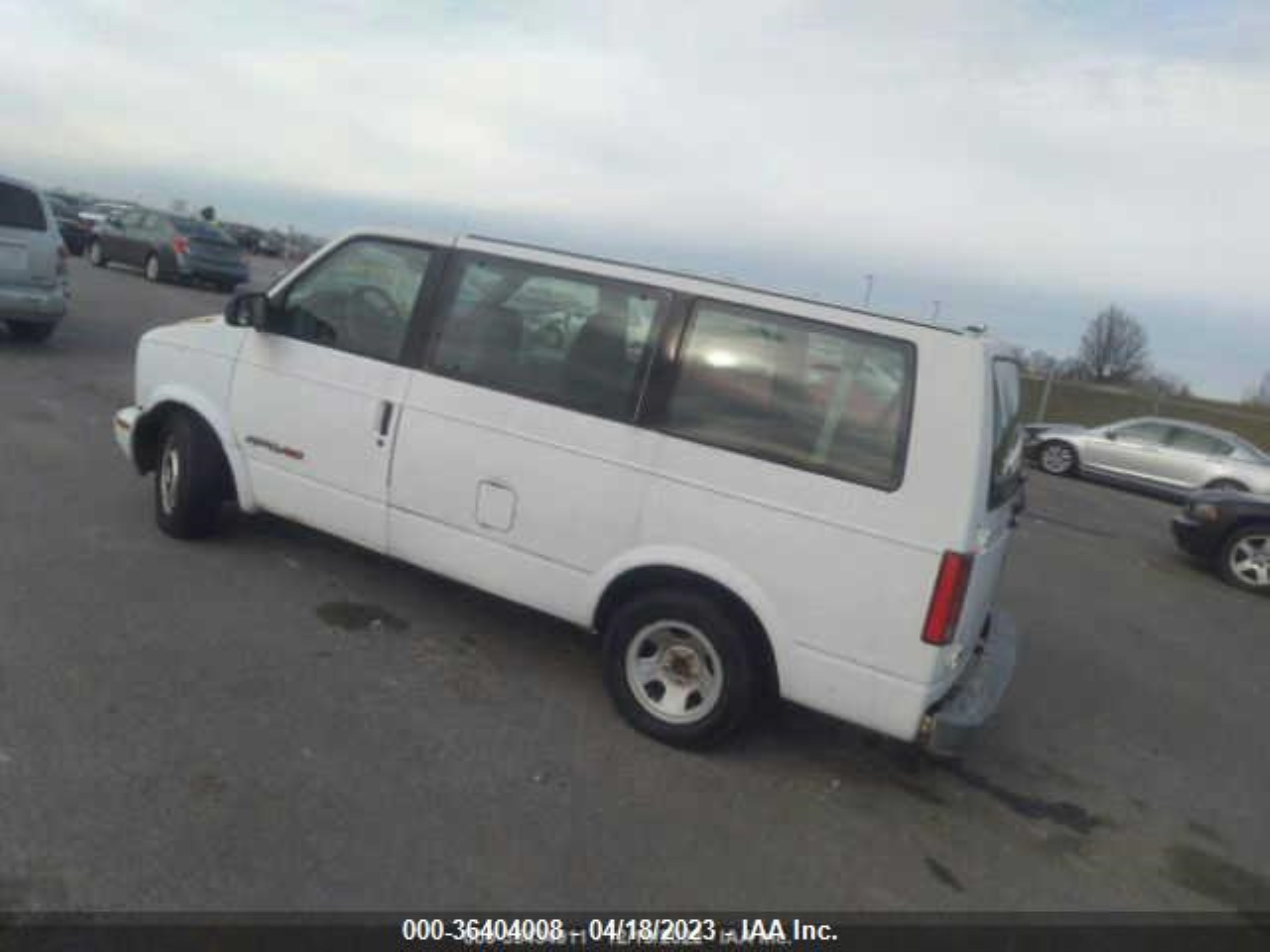 Photo 2 VIN: 1GNEL19W8WB153739 - CHEVROLET ASTRO 