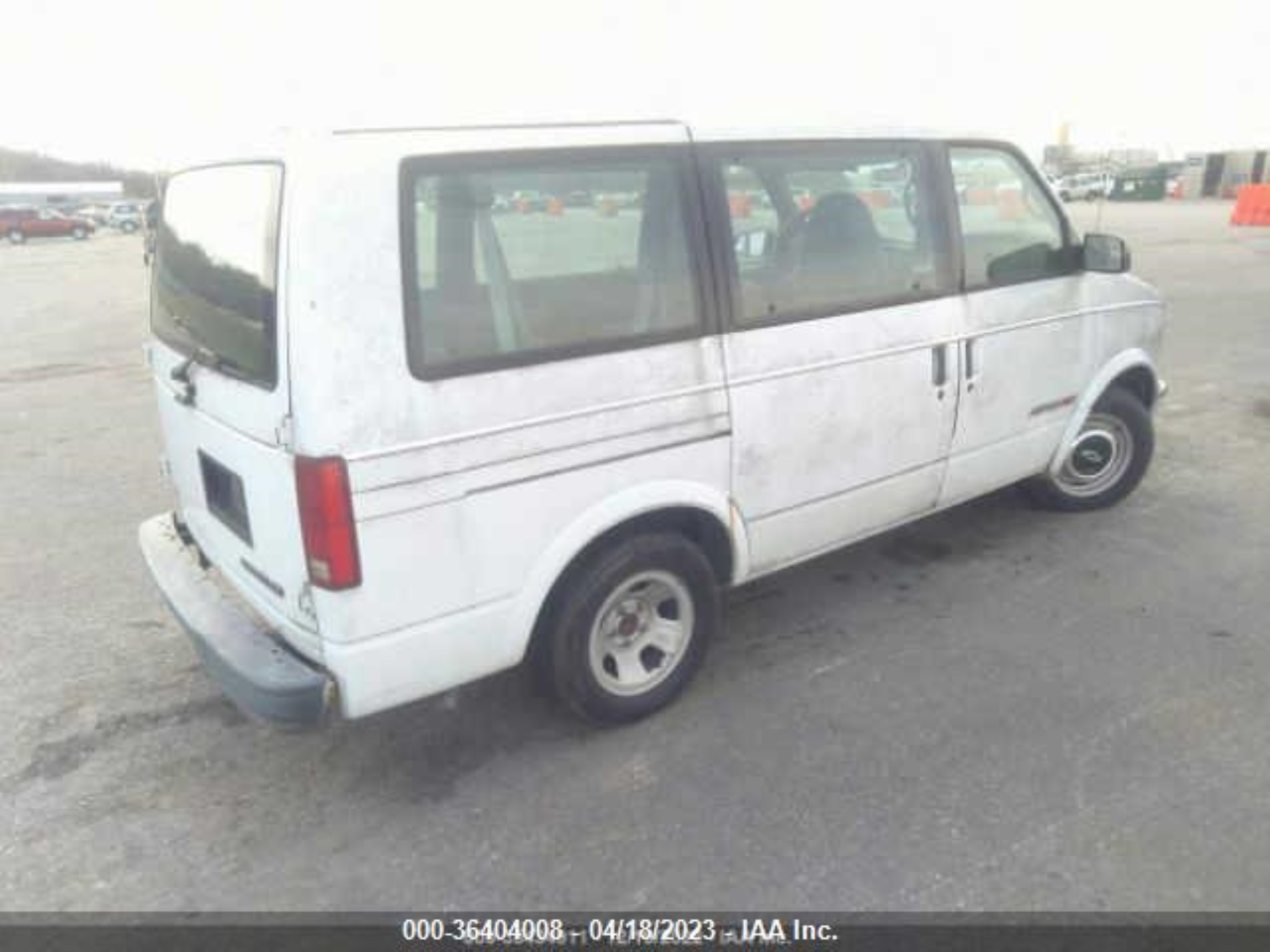 Photo 3 VIN: 1GNEL19W8WB153739 - CHEVROLET ASTRO 